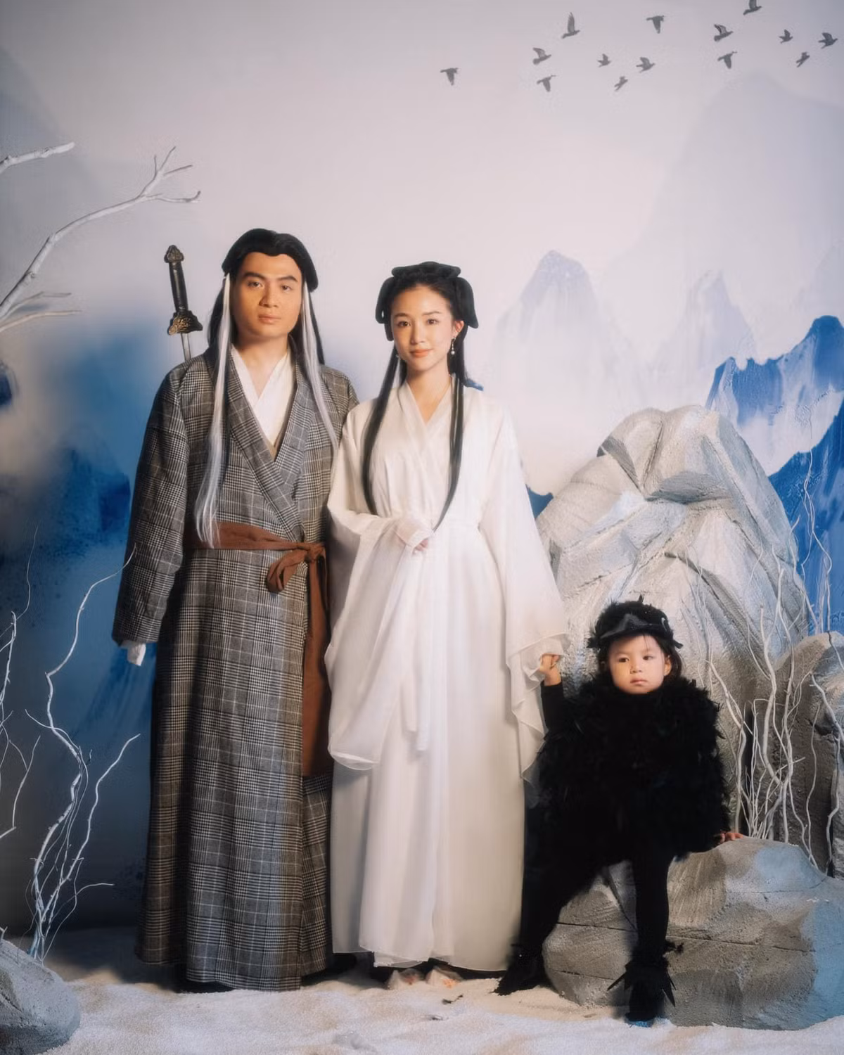 Một trong những màn cosplay chấn động nhất ngày hôm qua chính là loạt ảnh của gia đình Hạt Nhài hóa thân thành các nhân vật trong phim "Thần điêu đại hiệp". Salim trong vai Tiểu long nữ, Hải Long trong vai Dương Quá, còn bé Pam là chú chim điêu dễ thương.