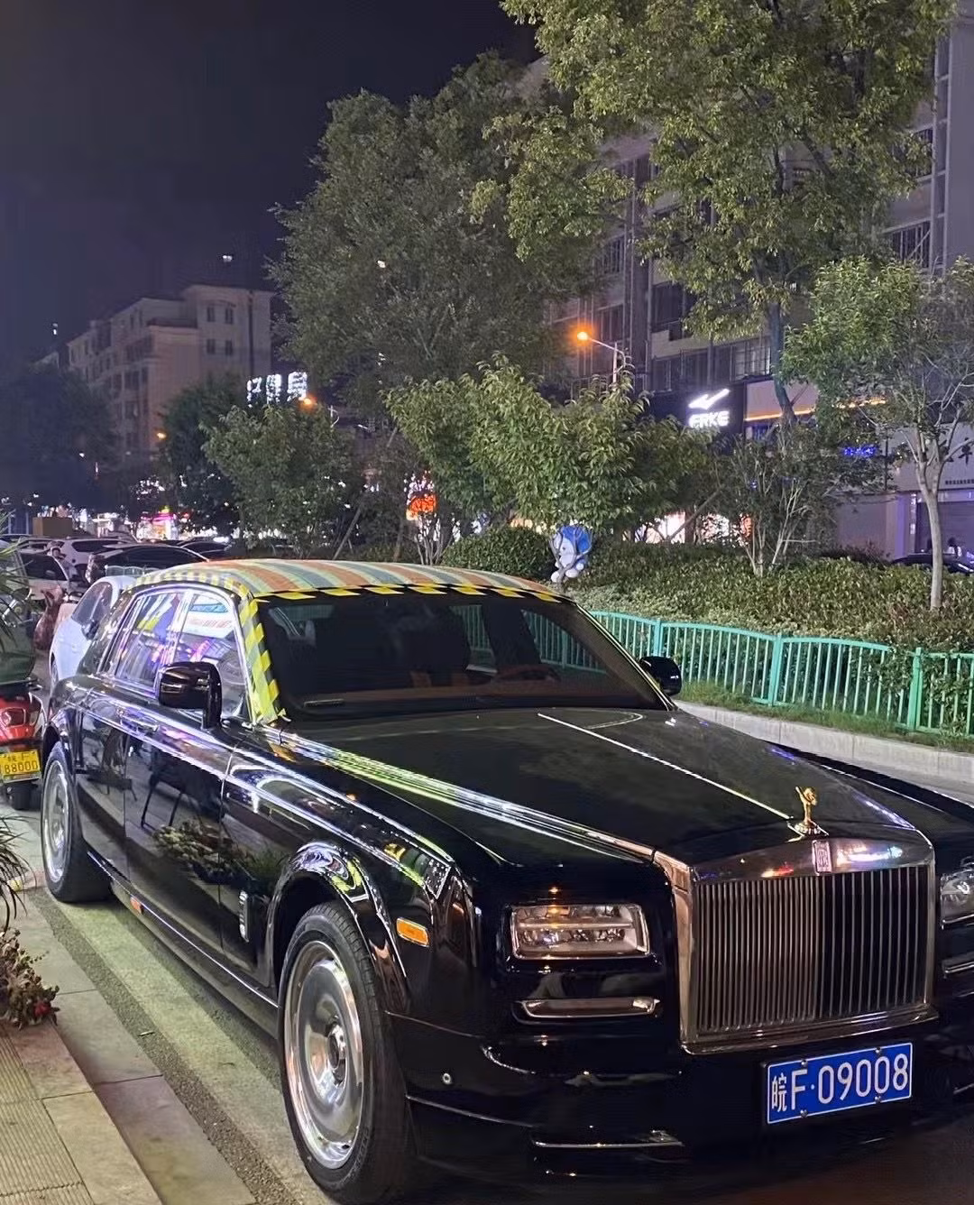 Ngày 11-7, anh đem xe đi sửa nhưng đại lý 4S đã không tìm được nguyên nhân ngấm nước, dù đã tháo nhiều bộ phận ra kiểm tra. Phía đại lý đề nghị đổi xe mới cho chủ xe, với số tiền phải bù vào gần 800.000 nhân dân tệ (hơn 2,8 tỉ đồng), bằng khoảng 37% giá trị của chiếc xe mới mua được 10 ngày.