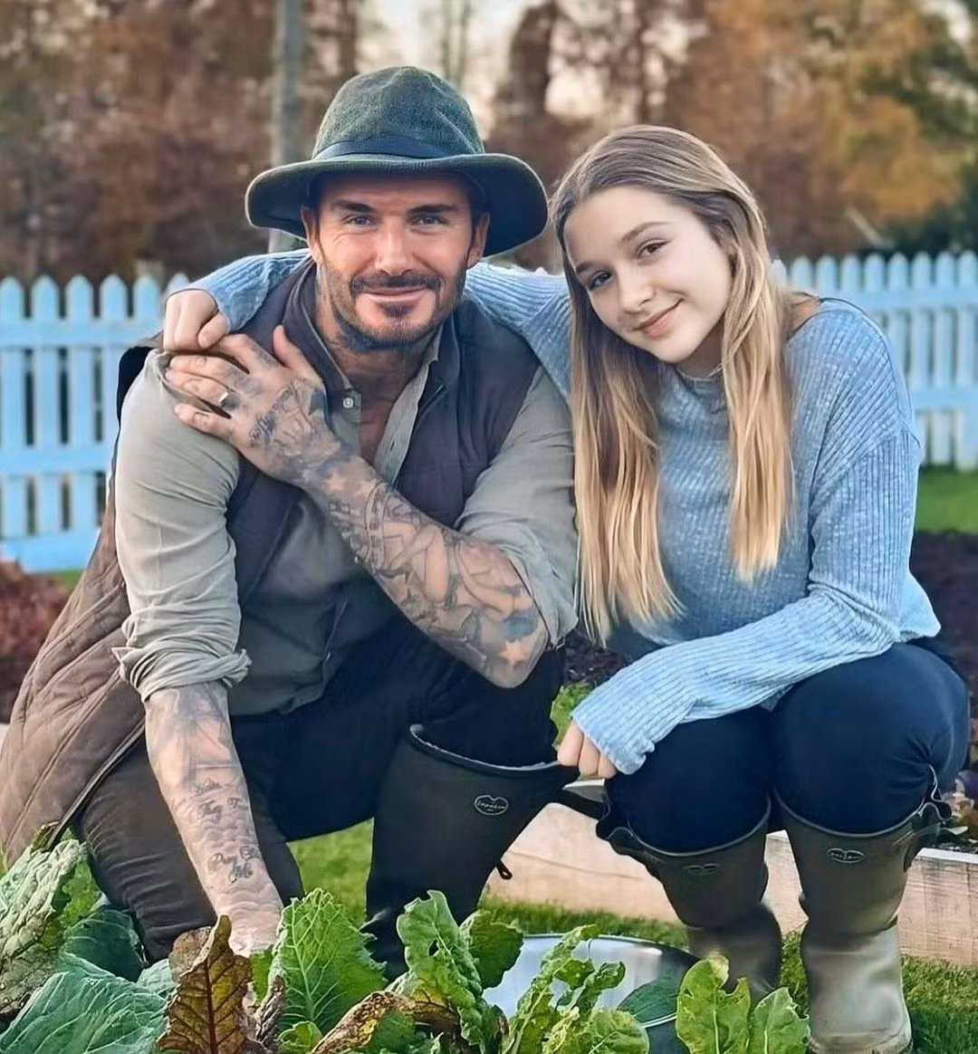 Vừa chào đời, Harper Beckham đã được các tạp chí hàng đầu đưa vào danh sách những nhóc tì nổi tiếng nhất thế giới.
