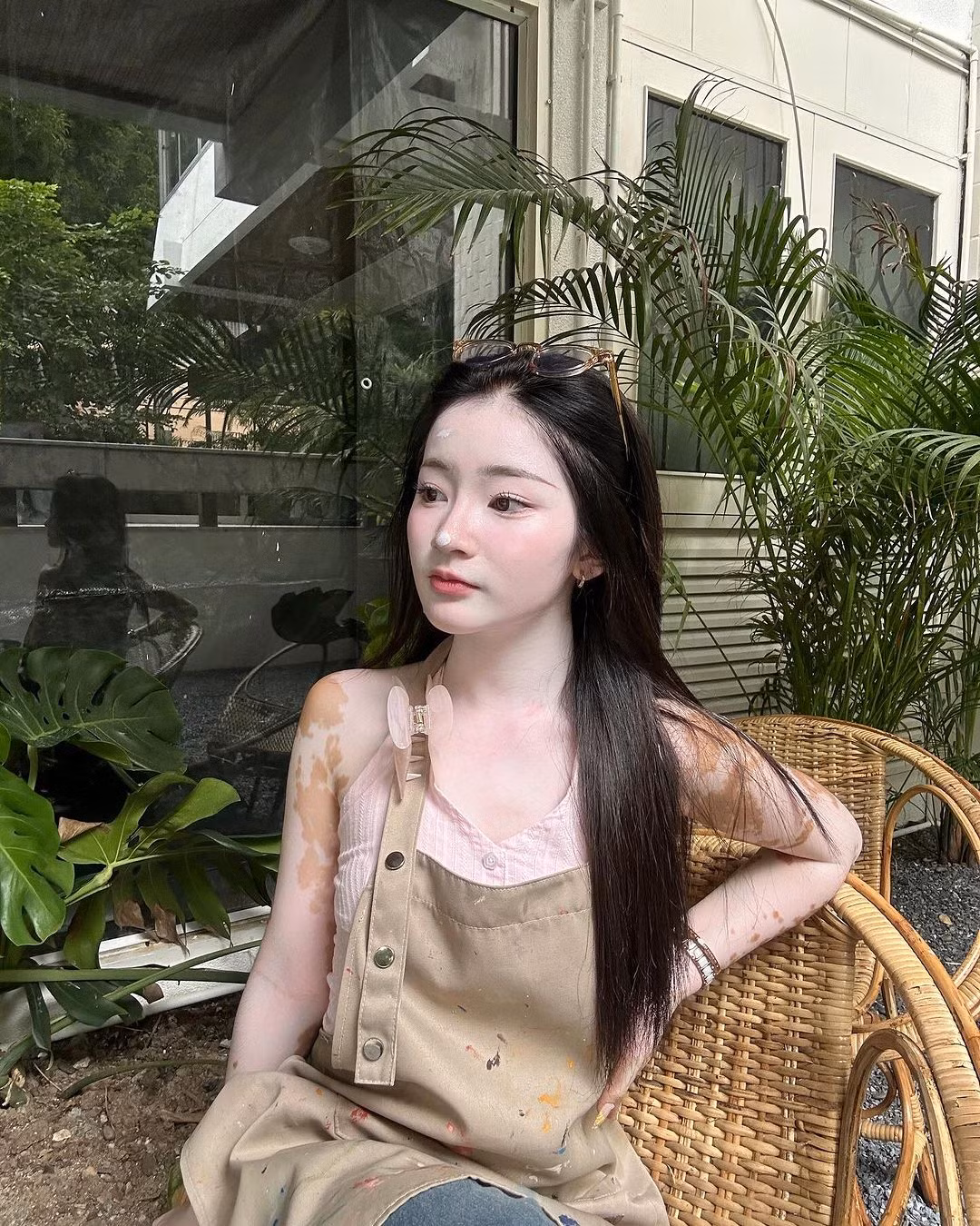 Chralisa sở hữu nhan sắc ngọt ngào, nữ tính, nhẹ nhàng.