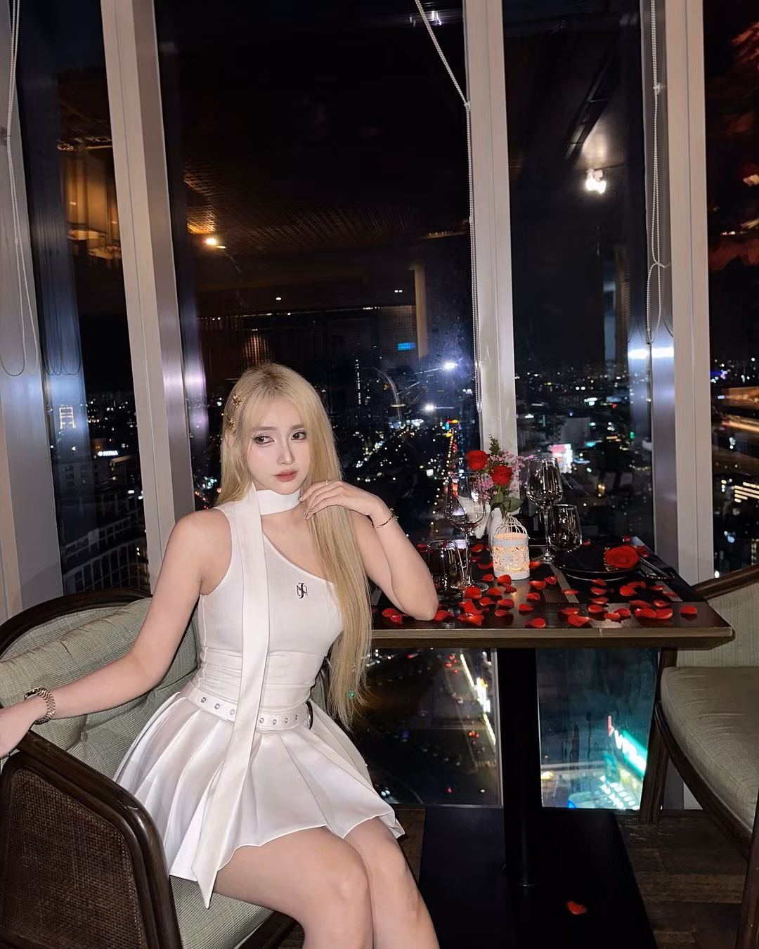 Cô nàng diện thiết kế váy của chính thương hiệu thời trang của mình. Chiếc váy được cắt xẻ tinh tế, khoe trọn đường cong mỹ miều của nữ DJ.