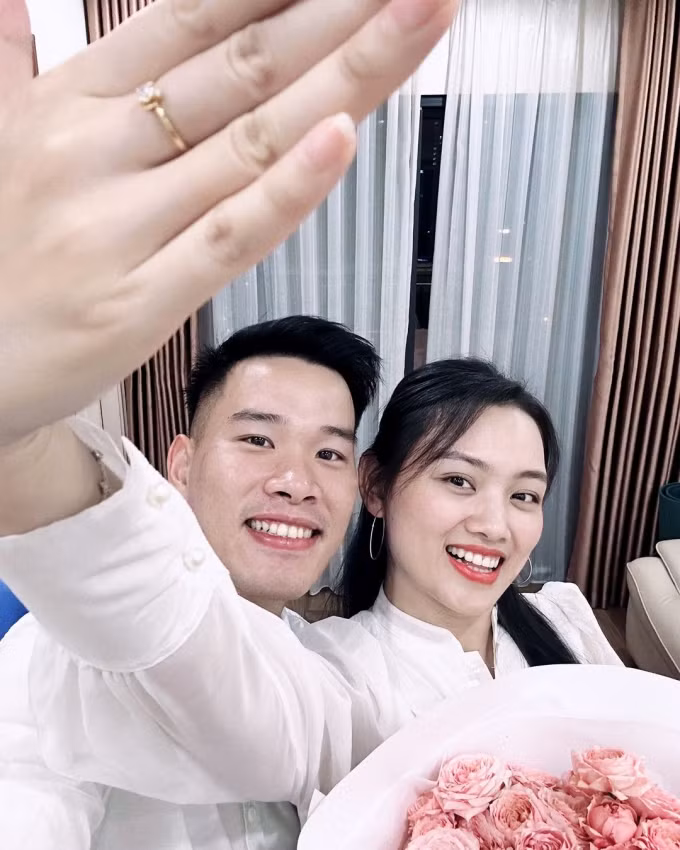 Cả hai nắm tay thân mật, tươi cười rạng rỡ, như một động thái thông báo tin vui đến người hâm mộ.