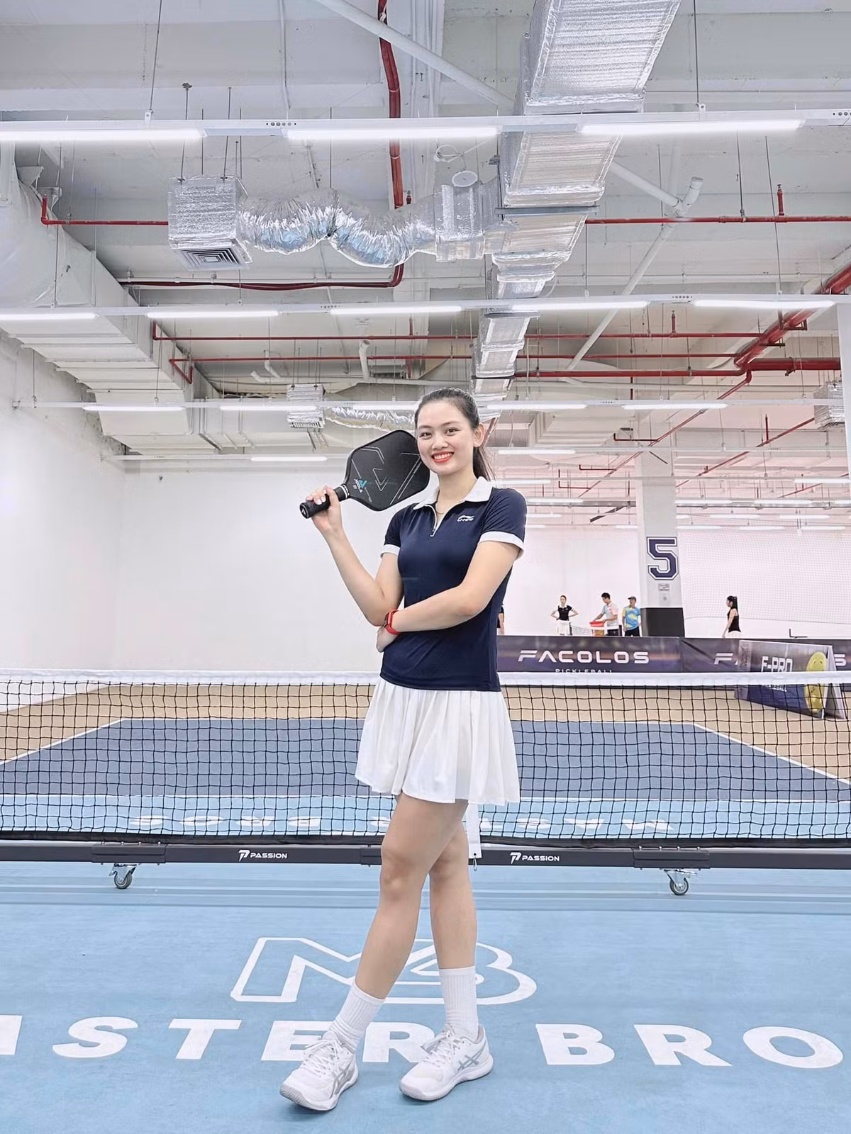 Thu Hoài cũng tham gia vào bộ môn pickleball này. Cô nàng thỉnh thoảng kheo những khoảnh khắc tạo dáng trên sân tập.