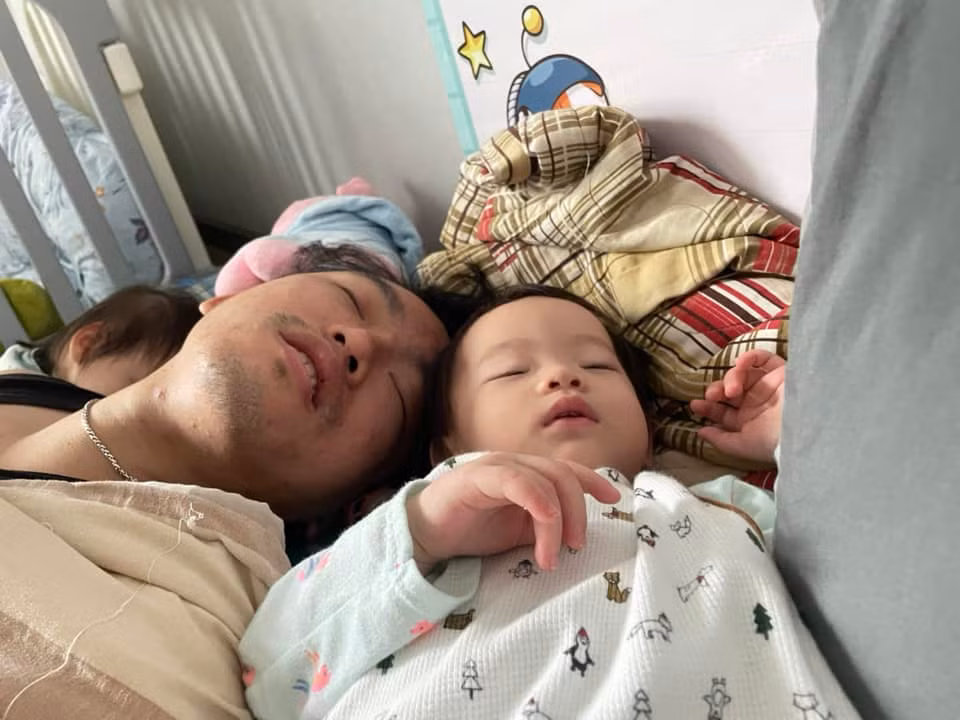 Nhìn nết ngủ là biết ngay bố con rồi.