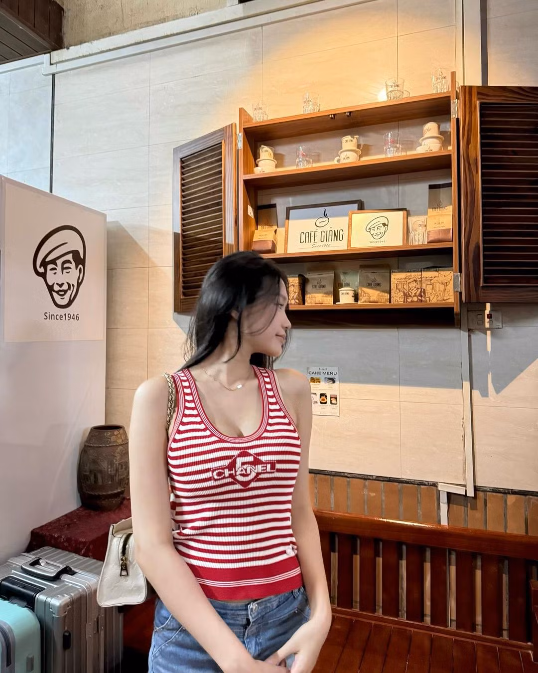 Doãn Hải My sinh năm 2001, sinh ra và lớn lên ở Hà Nội. Trước khi trở thành nửa kia của Đoàn Văn Hậu, người đẹp được biết đến rộng rãi khi tham gia Hoa hậu Việt Nam 2020 và lọt top 10 đồng thời giành danh hiệu Người đẹp tài năng.