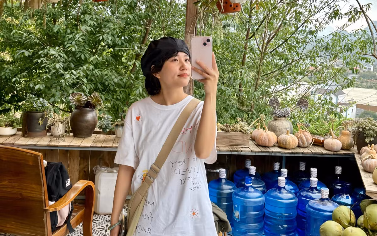 Cô nàng cũng kể nỗi khổ tâm khi Quang Linh cà khịa mình thì không sao, đến khi bản thân trêu lại Quang Linh là bị fan nam YouTuber xông vào công kích.