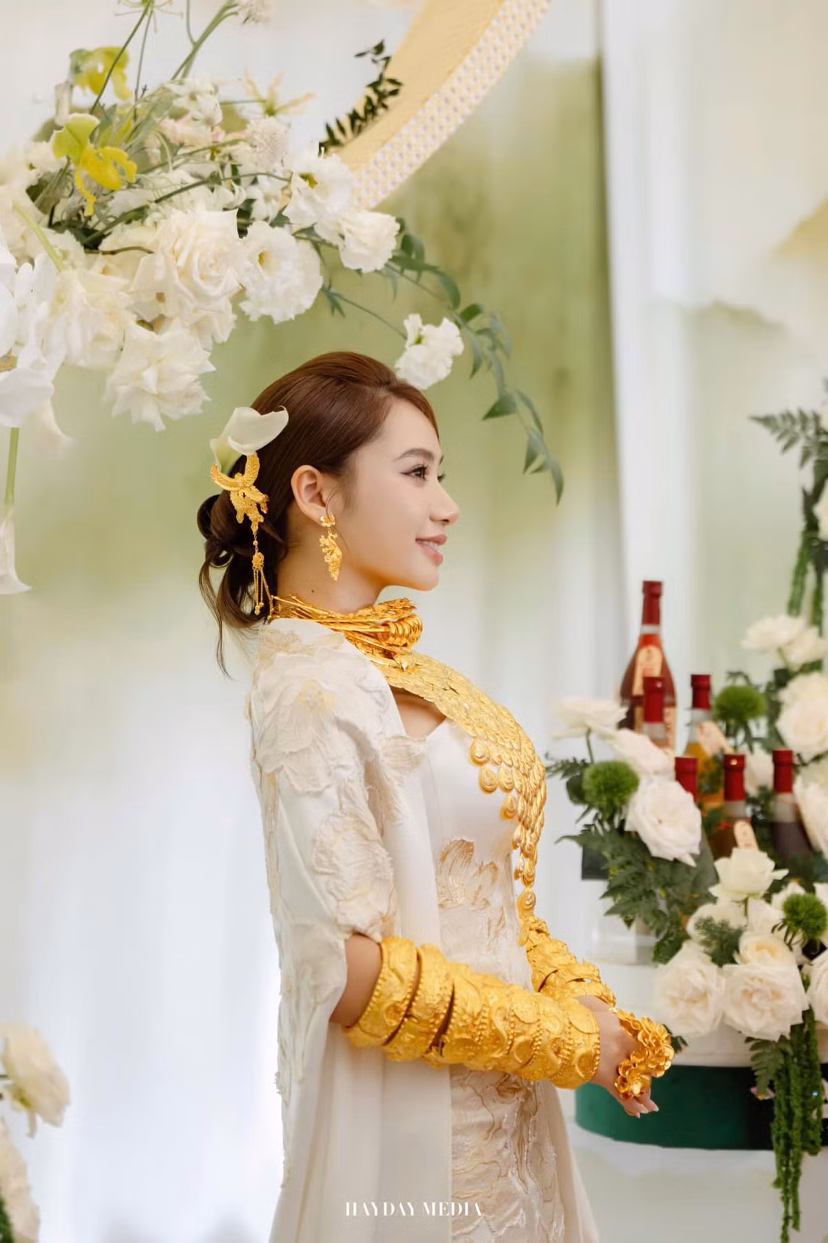 Nhan sắc cô dâu cũng khiến nhiều người chú ý khi vô cùng xinh đẹp, phúc hậu.