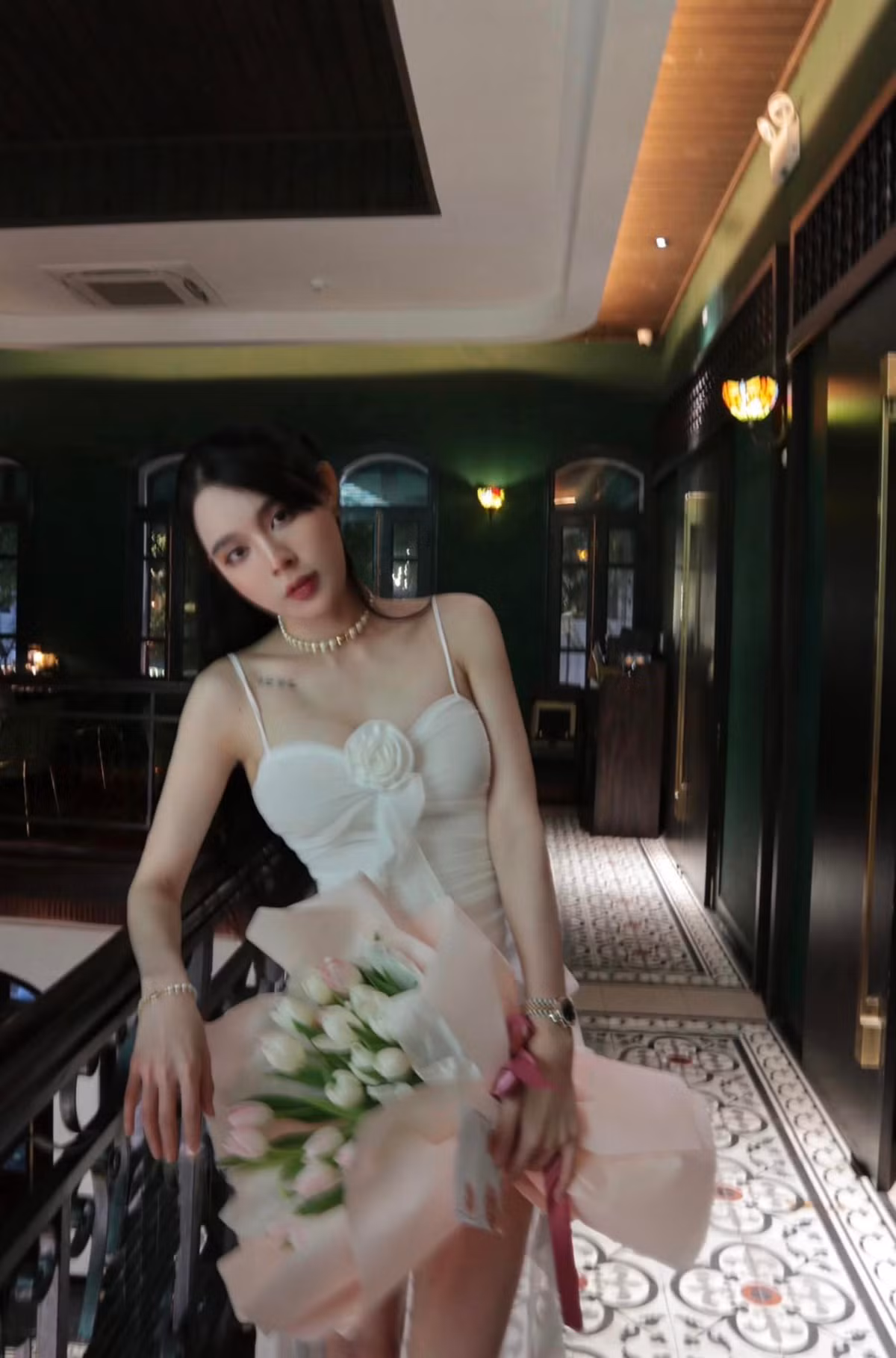 Cô nàng cũng tự lập về tài chính khi đảm nhận nhiều công việc cùng lúc như: Cổ đông của một nhà hàng BBQ ở Nam Định, huấn luyện viên thể hình online, cổ đông của một quán cà phê sang chảnh ở Hà Nội, đồng sáng lập của trung tâm đào tạo pha chế nước.