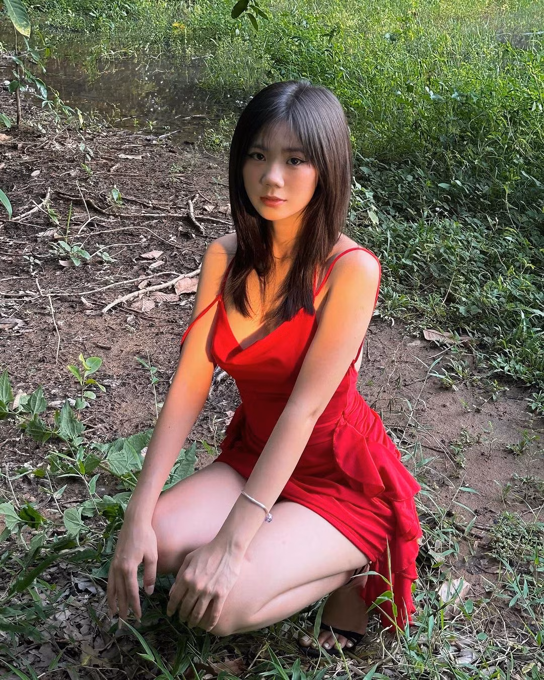 Hẳn nhiều người còn nhớ điệu nhảy của thiếu nữ váy đỏ từng "làm mưa làm gió" trên mạng xã hội một thời. Chủ nhân của điệu nhảy đó là Tiktoker Thảo Da Ua. Thậm chí vào thời điểm mới nổi, nhiều người còn gọi cô nàng với cái tên "thánh nữ váy đỏ".