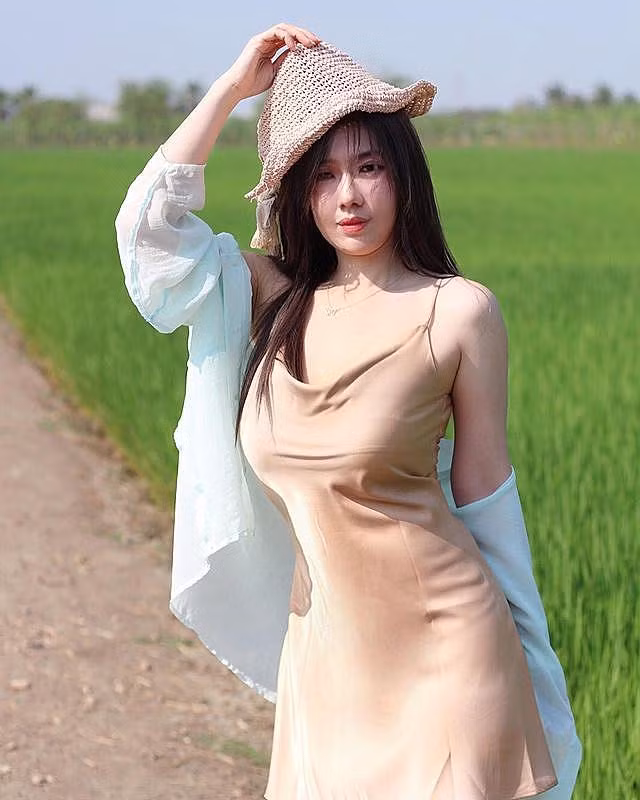 Niparat Konyai từng được gọi là hot girl nông dân, hay hot girl trồng nấm khi diện trang phục cực "mát mẻ" khi đi trồng nấm.
