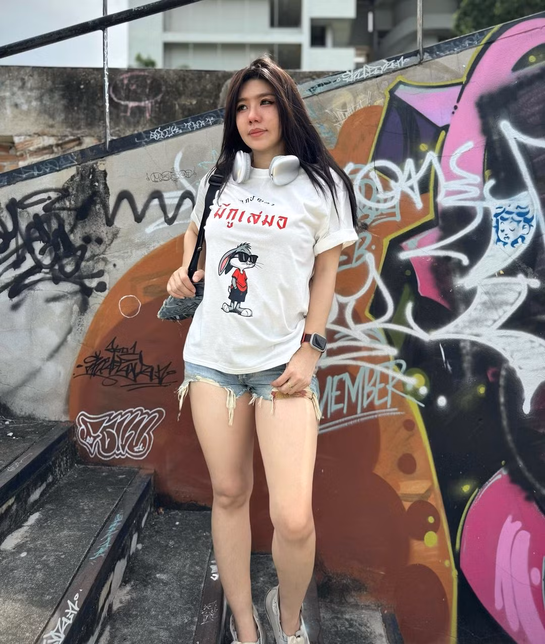 Trên mạng xã hội, cô nàng sở hữu 1,7 triệu fan trên Facebook, 3,7 triệu người theo dõi trên Instagram.