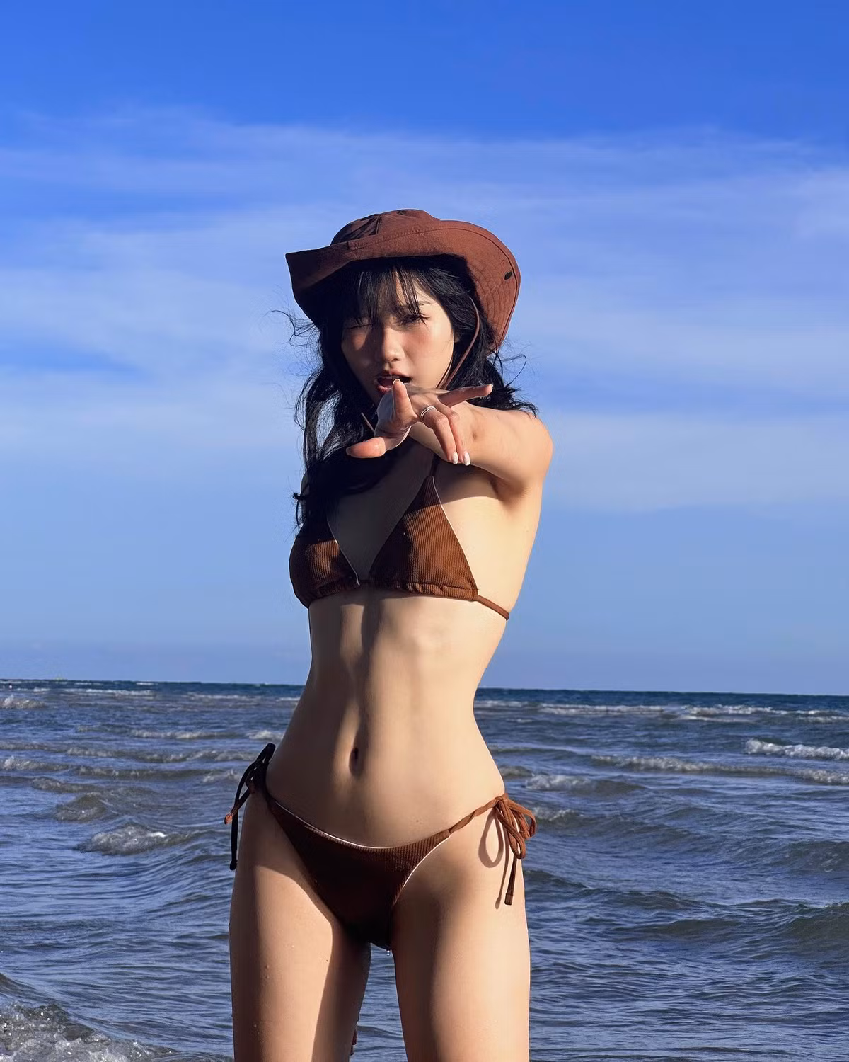 Minh Ngọc khoe trọn body cực hút mắt trong thiết kế bikini 2 mảnh nhỏ xíu.