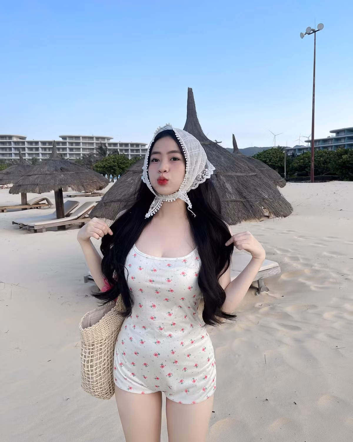 Dù không thường xuyên đăng tải hình ảnh lên mạng xã hội, tuy nhiên mỗi lần đăng tải ảnh cô nàng đều thu hút rất nhiều sự quan tâm, chú ý.
