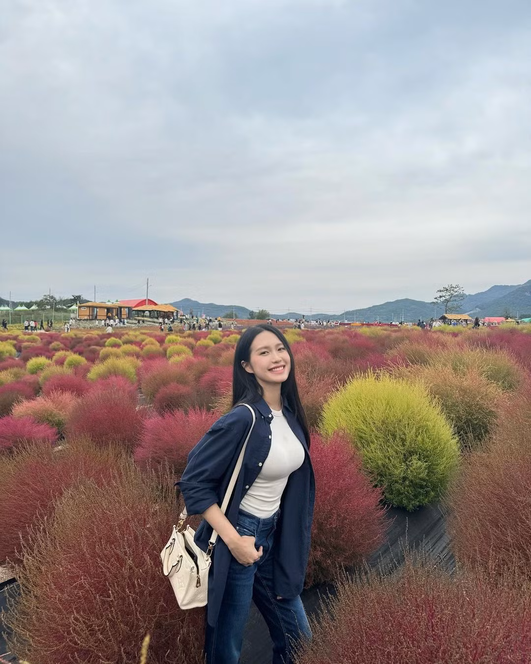 Văn Hậu và Hải My cùng đi Hàn Quốc nhưng mục đích chính của chuyến đi không phải đi chơi, vì vậy nàng WAGs không lên đồ cầu kì mà chỉ diện trang phục năng động, đơn giản.