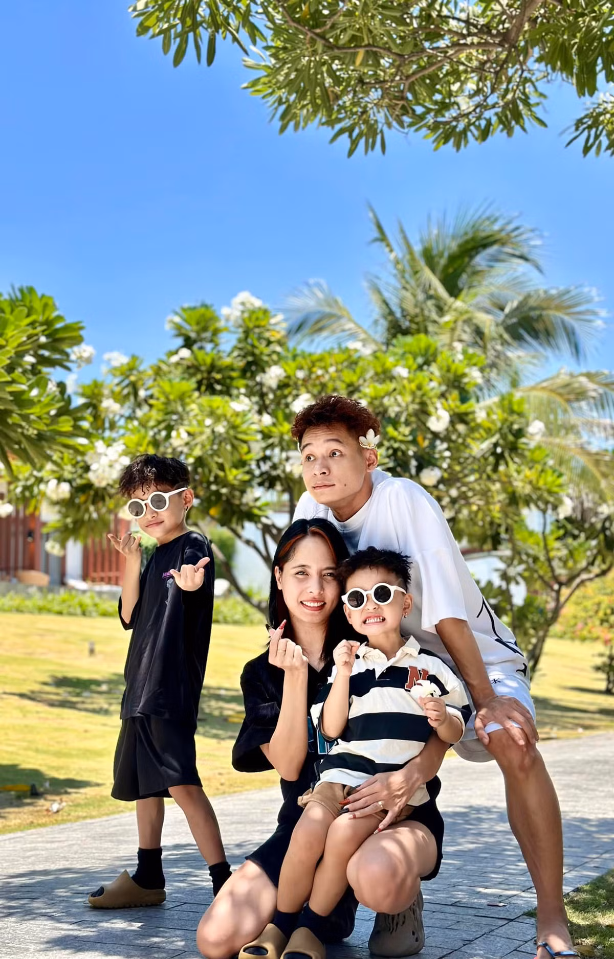 Phía dưới hình ảnh này, không chỉ cư dân mạng mà rất nhiều người nổi tiếng trên MXH đã để lại bình luận chúc mừng.
