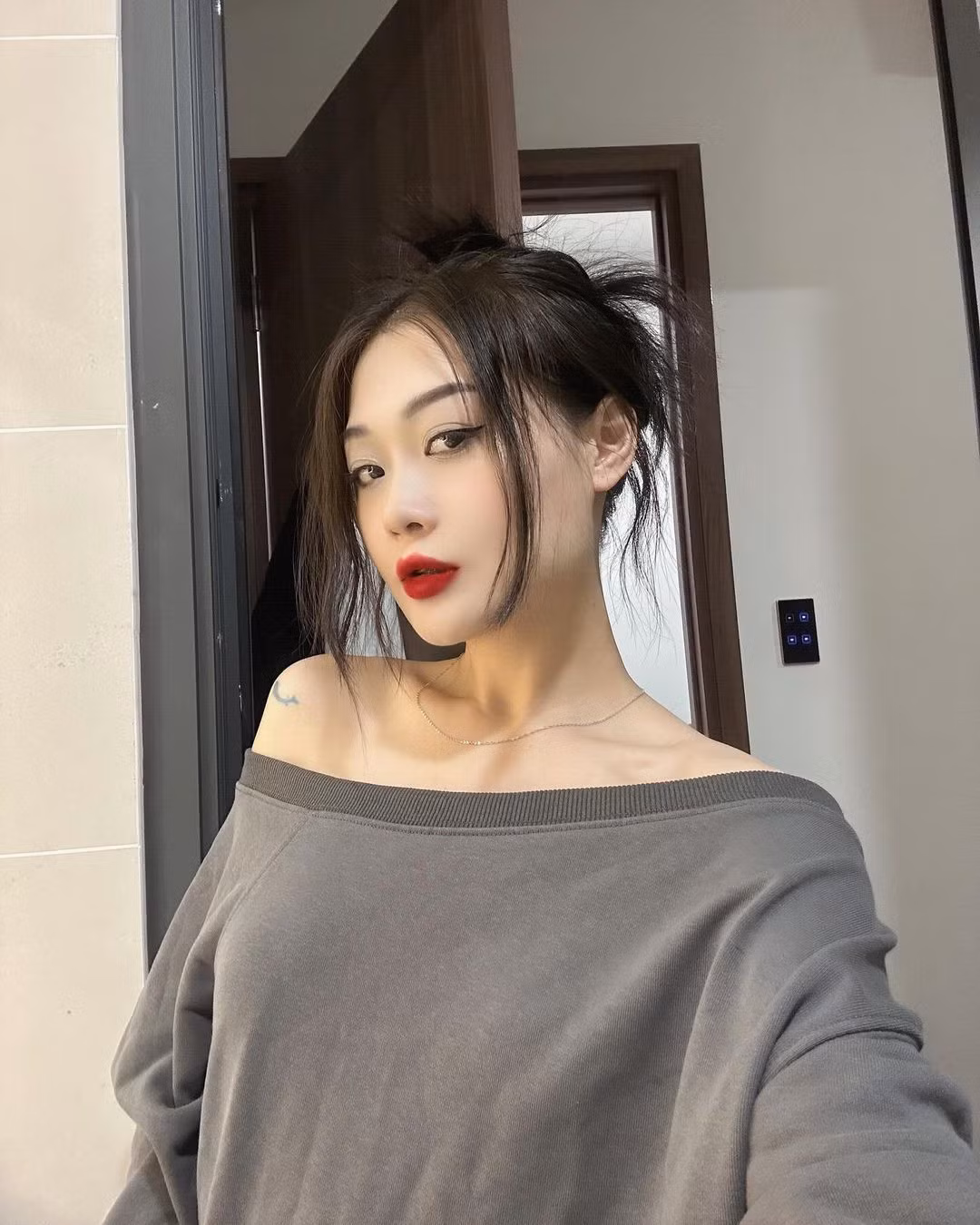 Hảo Thỏ tên thật là Cầm Thị Ngân Thảo, sinh năm 1995, hiện đang là một streamer nổi tiếng của làng game Việt Nam.