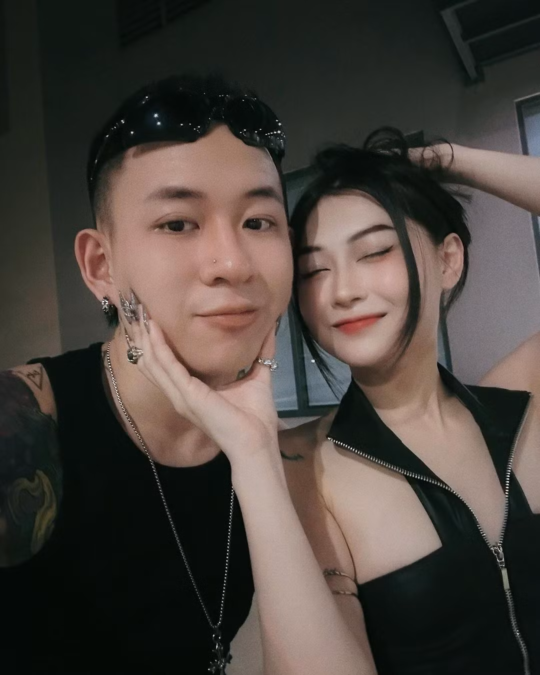 Cô nàng công khai những hình ảnh thân mật cùng bạn trai có tên LeeBoo. Được biết, anh chàng này làm công việc liên quan đến nghệ thuật. Tuy nhiên cả 2 vẫn chưa có đám cưới công khai chính thức.