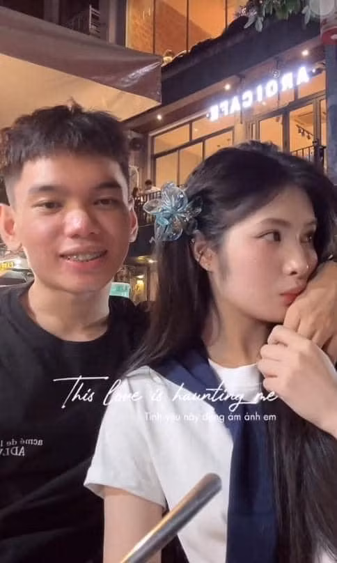Câu chuyện yêu đương của cả 2 thường được nhiều fan gọi vui là "chuyện tình lò vi sóng". Tuy nhiên fan của cặp đôi vẫn mong tình yêu của cả 2 sẽ lâu bền, gắn bó. (Ảnh: FBNV)