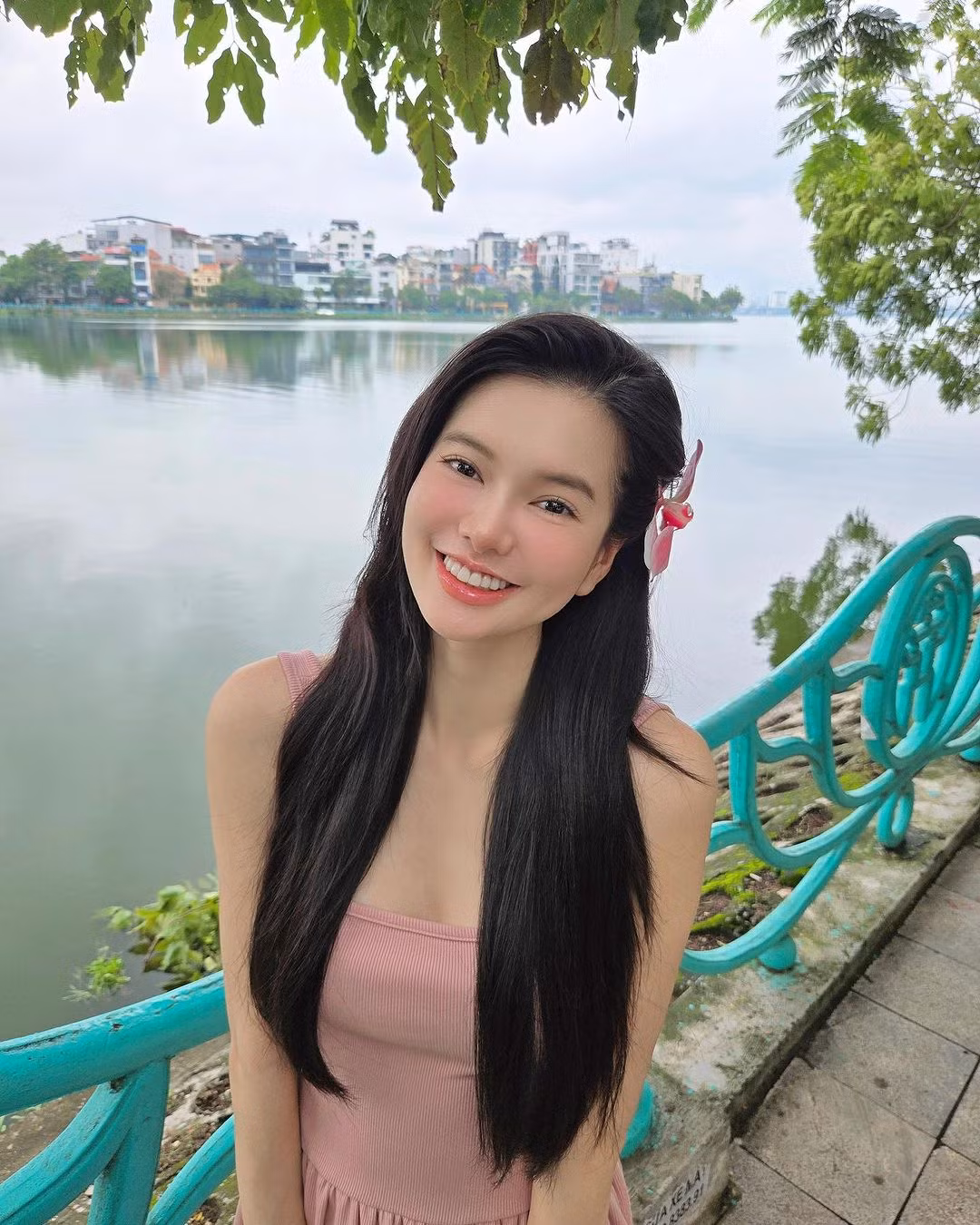 Ngoài đời, Yên Đan là cô nàng nữ tính, ngọt ngào. Mới đây, Yên Đan đã đăng tải lên trang cá nhân loạt ảnh check-in bên hồ Tây thơ mộng với nụ cười rạng rỡ.