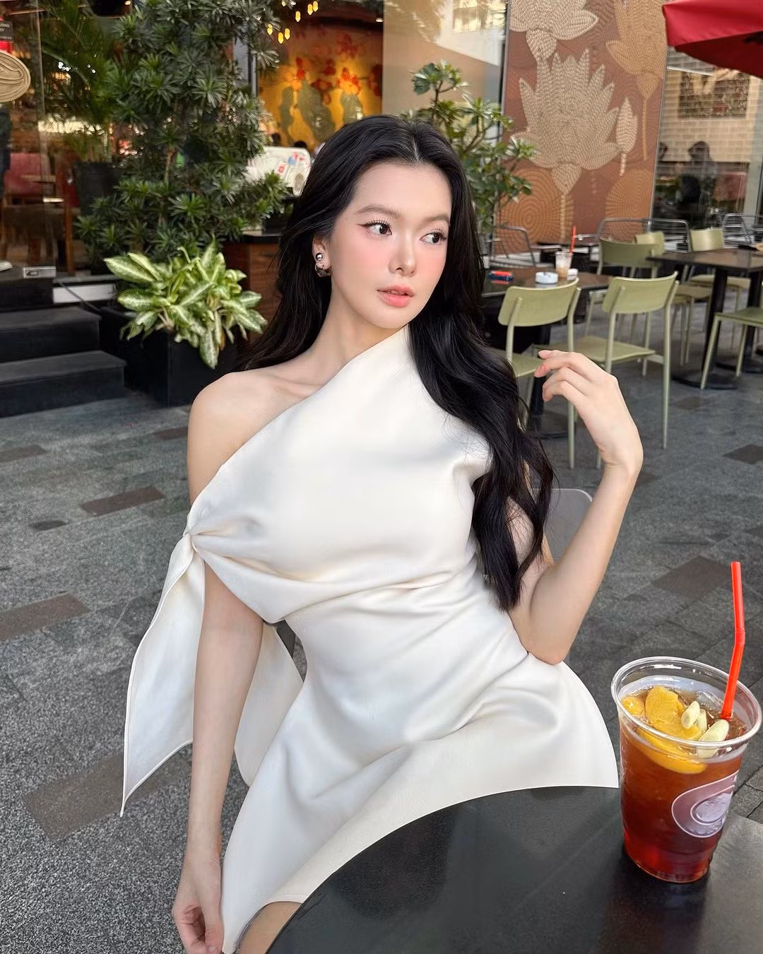 Yên Đan sinh năm 1997, là KOL trong lĩnh vực làm đẹp. Yên Đan vốn xuất thân là diễn viên múa và đã có bằng Cử nhân ngành Quan hệ quốc tế tại Đại học KHXH&amp;NV TPHCM.