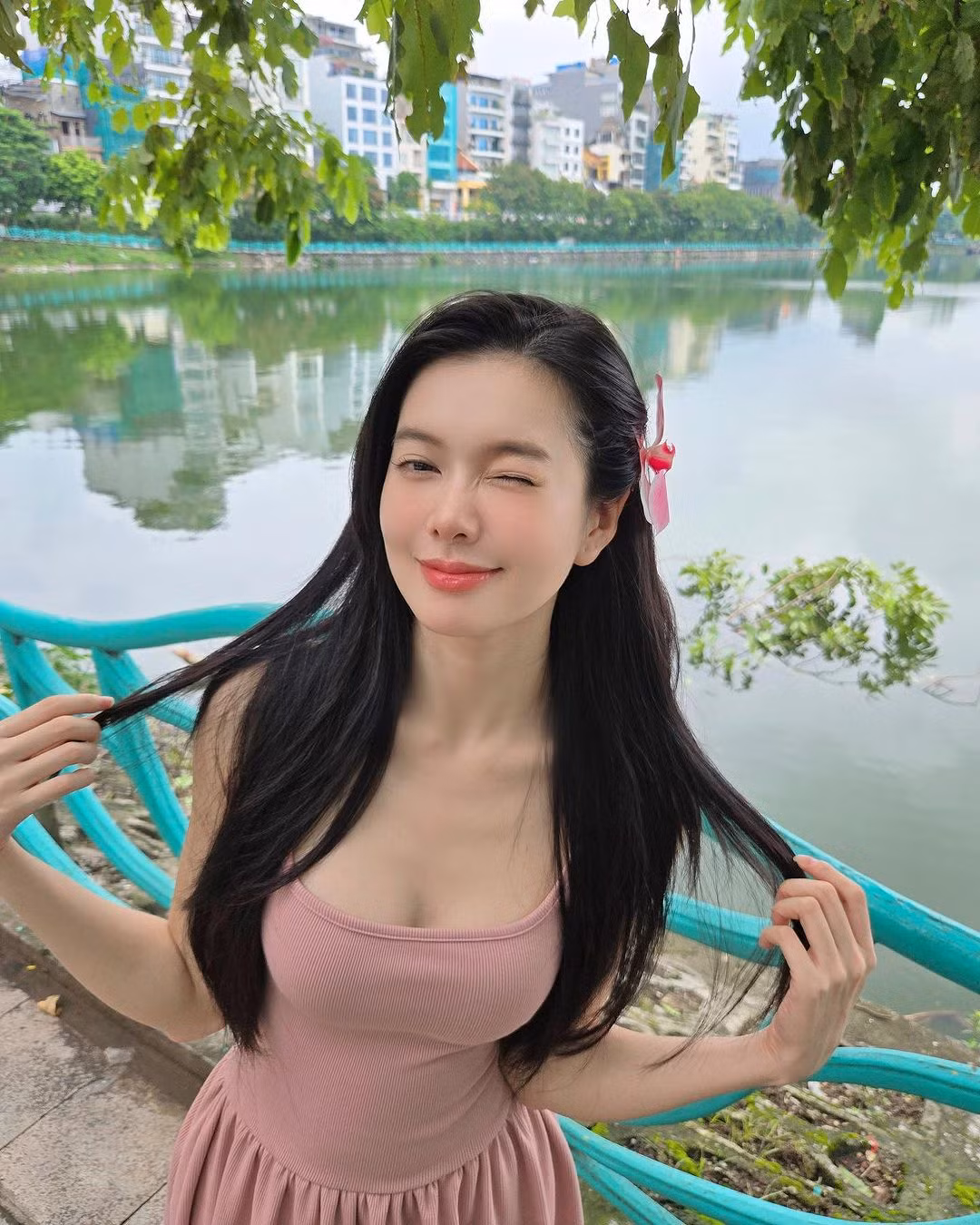 Từ ngày phát sóng, bộ phim "Đi giữa trời rực rỡ" đã thu hút nhiều sự quan tâm của khán giả truyền hình. Nhân vật Như trong phim - được thủ vai bởi Yên Đan là một cô gái đỏng đảnh, chuyên quyến rũ và yêu những người lớn tuổi đã có vợ. Cô nàng còn được nhiều người mệnh danh là "bé đường" hot nhất màn ảnh.