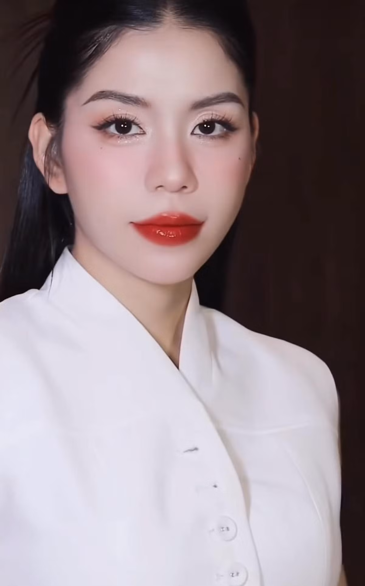 Xuất hiện trong phiên livstream gần đây, Hằng Du Mục thu hút hàng nghìn người xem không chỉ bởi những sản phẩm, deal sốc cô mang lại mà còn bởi nhan sắc cực phẩm.