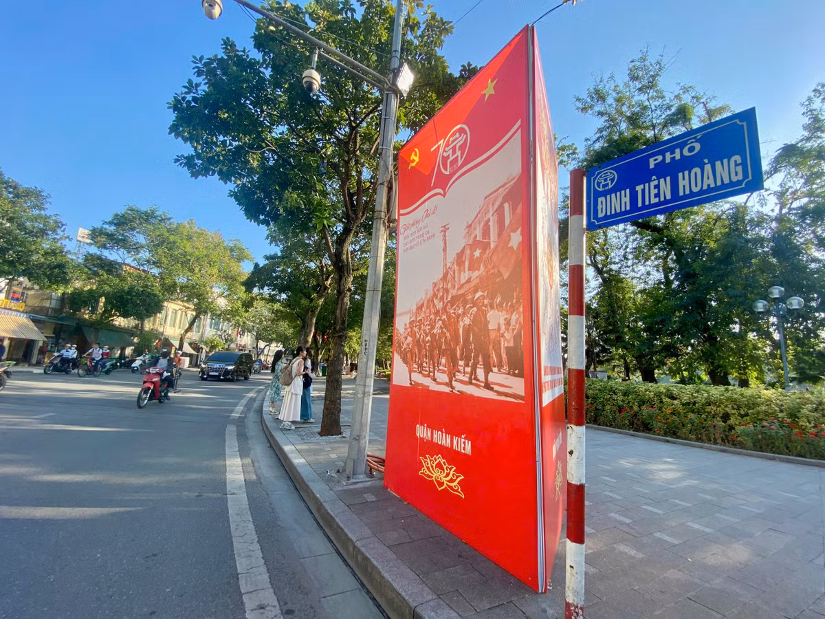 Rất nhiều tấm pano, áp phích đã được dựng lên ở các ngã tư đèn đỏ, ở gần những cọc chỉ tên đường quanh hồ Hoàn Kiếm.