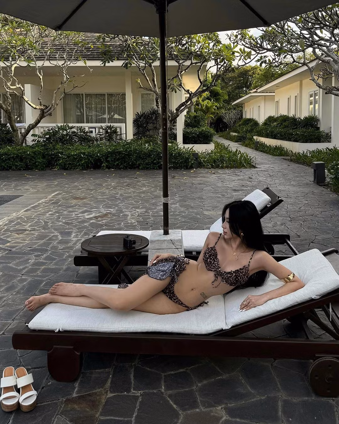 Cô nàng ghi điểm bởi ngoại hình xinh đẹp cùng phong cách cực ngầu nhưng vẫn vô cùng sexy, quyến rũ.