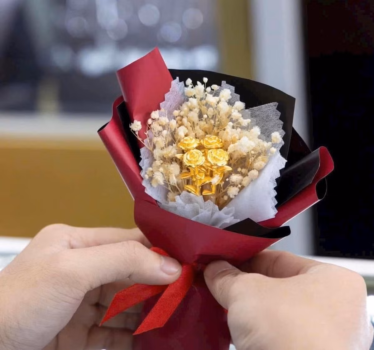 "Bó hoa vàng" được chủ shop gói cẩn thận, tỉ mỉ trong giấy gói hoa.