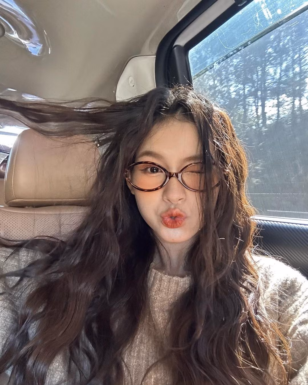 Cũng nhờ có sự lăng xê của rất nhiều tên tuổi hot girl, Tiktoker có tầm ảnh hưởng nên chiếc gọng kính này đang được rất nhiều người tìm kiếm để sở hữu. (Ảnh: IGNV)