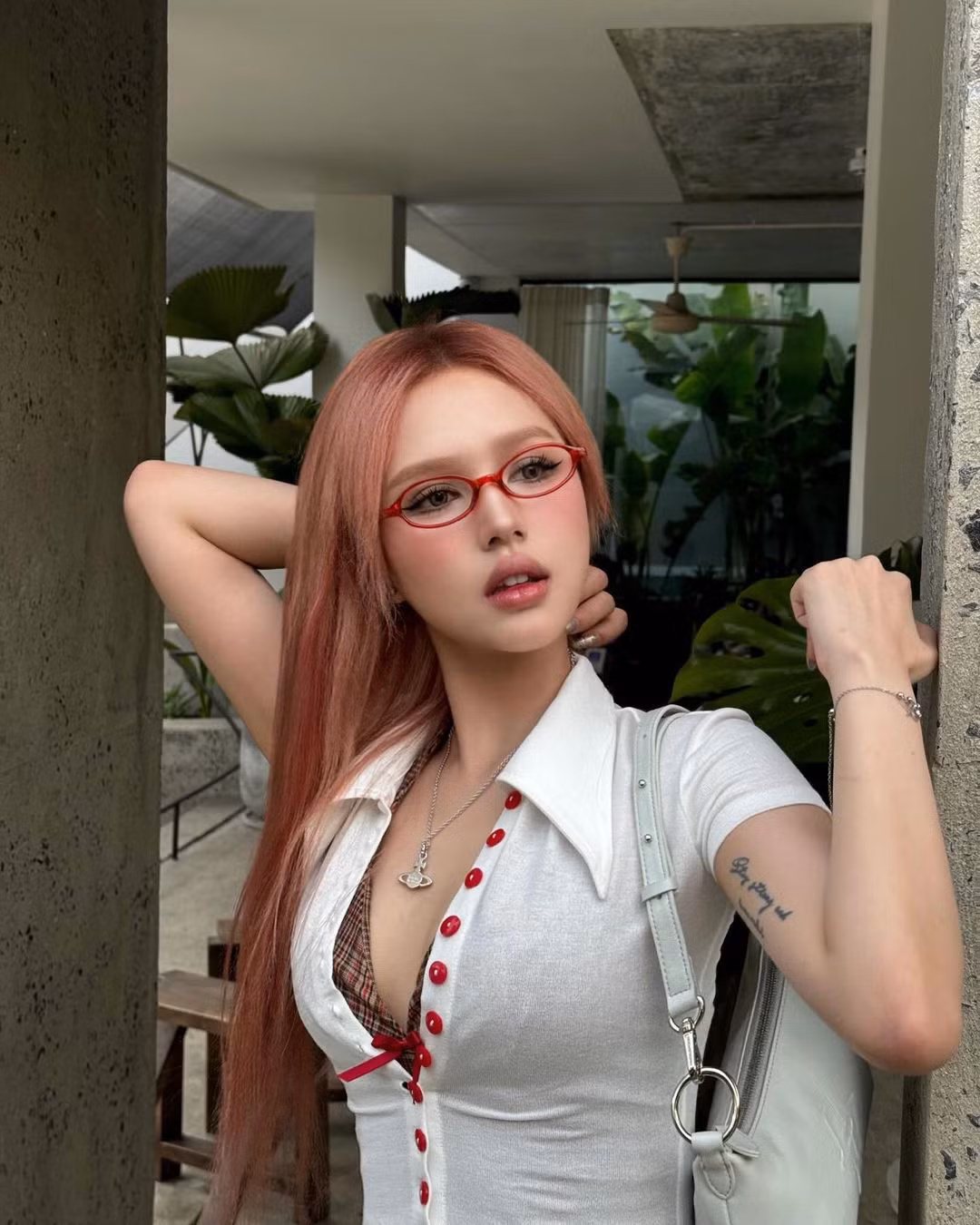 Xoài Non là cái tên bày tỏ sự ưa thích của mình với những chiếc kính oval màu sắc.