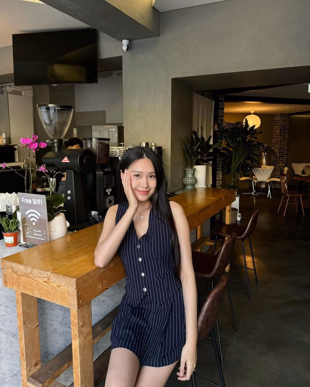 Trong chuyến vi vu Hàn Quốc gần đây khi cùng với Đoàn Văn Hậu đi chữa trị, Doãn Hải My cũng không chú trọng nhiều đến việc lên đồ. Cô nàng diện đồ giản dị nhưng vẫn vô cùng xinh đẹp.