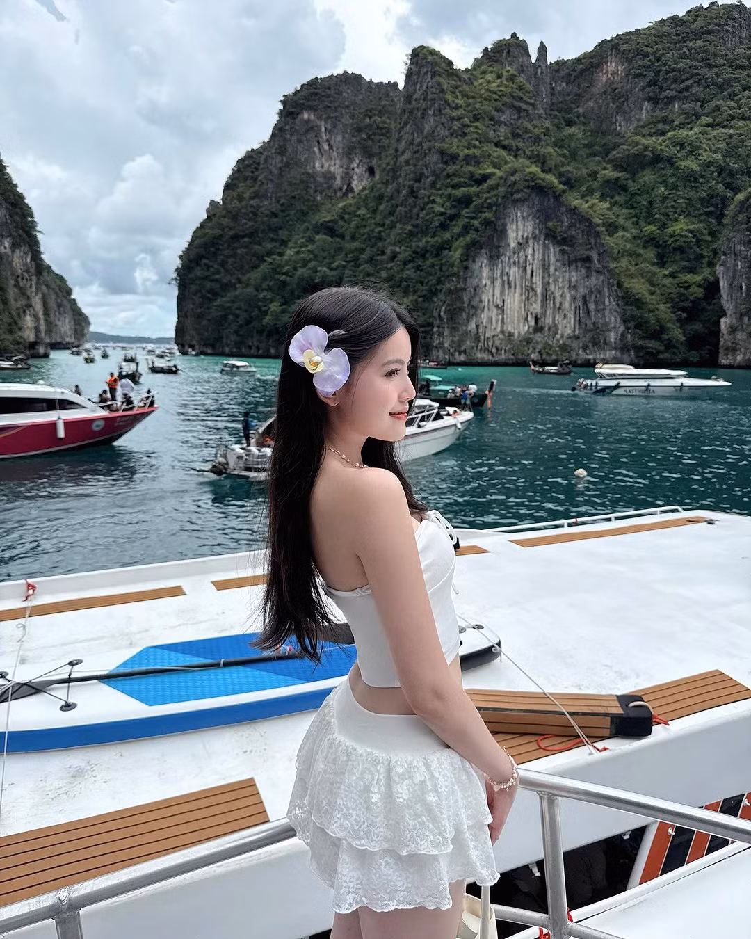 Nhan sắc của cô nàng nhận được nhiều lời khen ngợi từ người theo dõi: "0 đỉêm, 0 có điểm nào chê được", "Nay em thấy body chị đẹp quá trời , trước chị ốm nhưng mà em nhìn vẫn sang lắm nay body đầy đặn hơn nhìn đẹp. Mê chị ơi.10đ hem có nhưng lun".