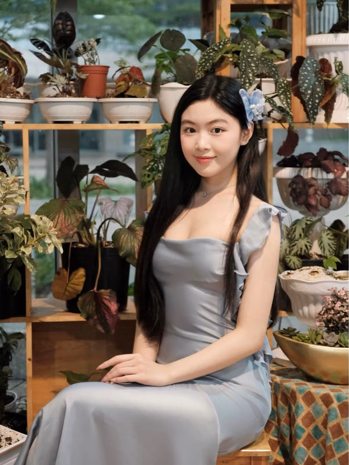 Cô nàng sở hữu vẻ ngoài xinh đẹp, thanh thuần cùng phong cách ăn mặc nữ tính, trendy.
