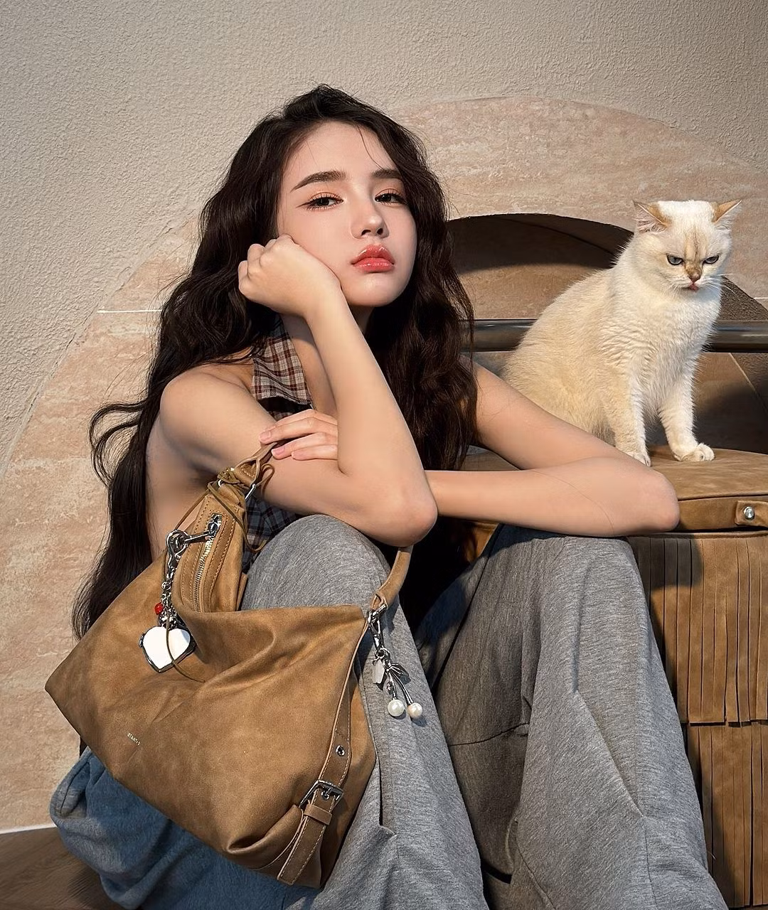 Trong những năm gần đây, Yoshi hoạt động rất năng nổ và chăm chỉ trong showbiz Thái Lan. Thông qua mạng xã hội, thiên thần chuyển giới Thái lan có lượng fan đông đảo trong và ngoài nước. (Ảnh: IGNV)