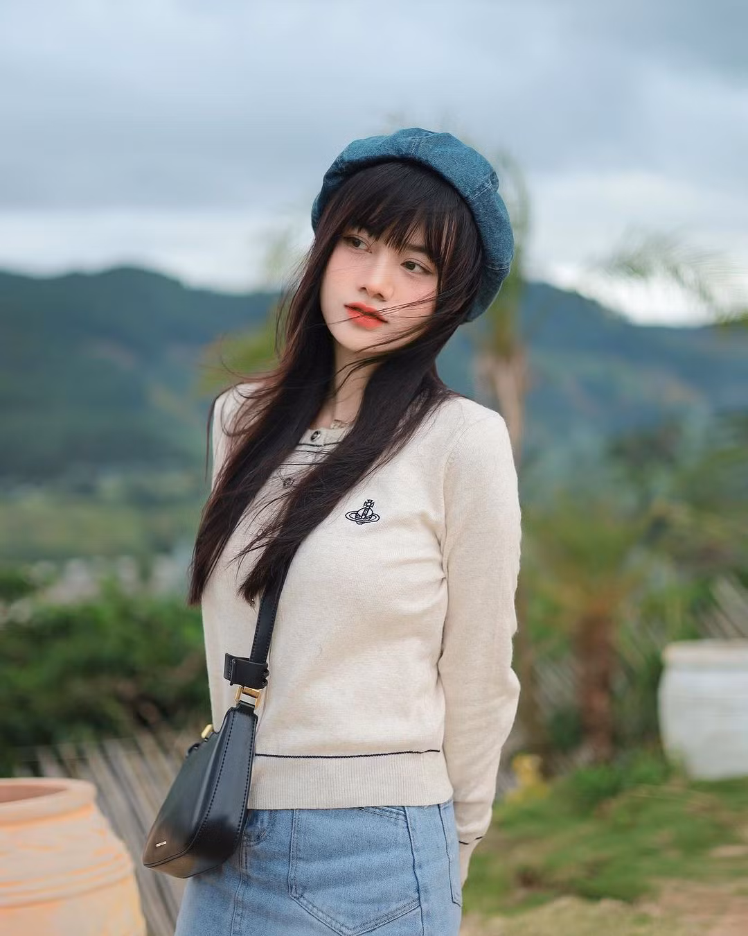 Ở thời điểm mới nổi, hot Tiktoker từng phải nhận một số lời chê bai về nhan sắc. Thời điểm đó, cô nàng đang niềng răng nên má hơi hóp lại, ngoại hình cũng có phần gầy gò.