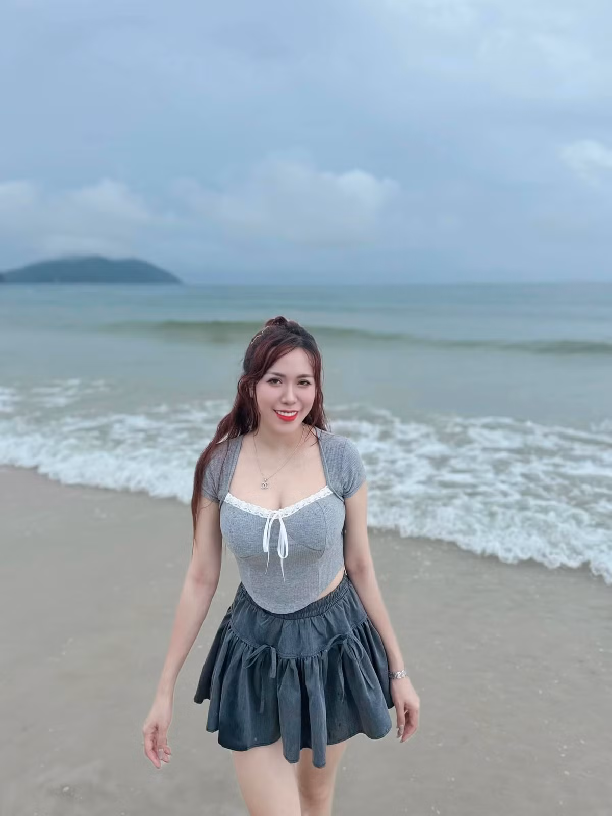 Năm 2014, cô gây bất ngờ khi quyết định lên xe hoa với bạn trai hơn 7 tuổi sau 4 năm yêu đương. Sau một thập kỉ kết hôn, hiện cô có cuộc sống viên mãn với 2 thiên thần nhỏ.
