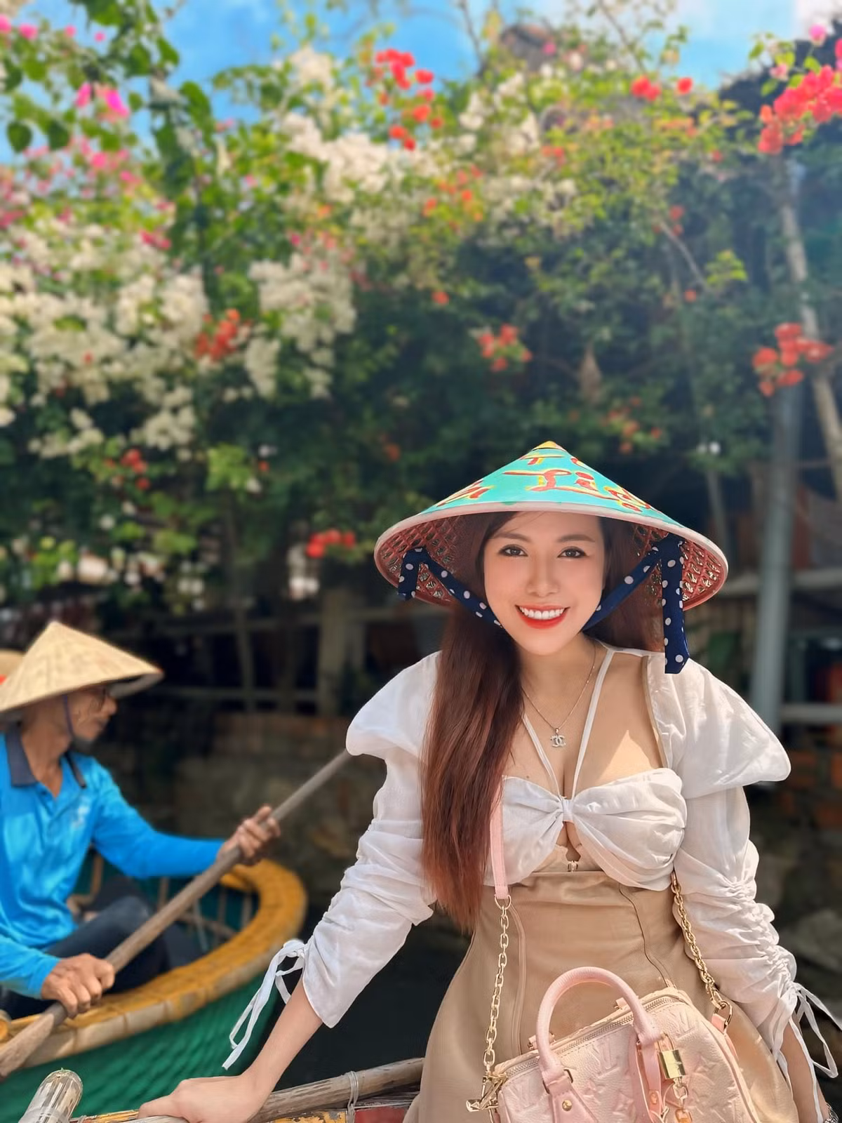 Ngoài ra, Mai Thỏ cũng đang đảm nhiệm vai trò Trưởng ban đối ngoại của Hội nghệ sỹ trẻ Hà Nội.