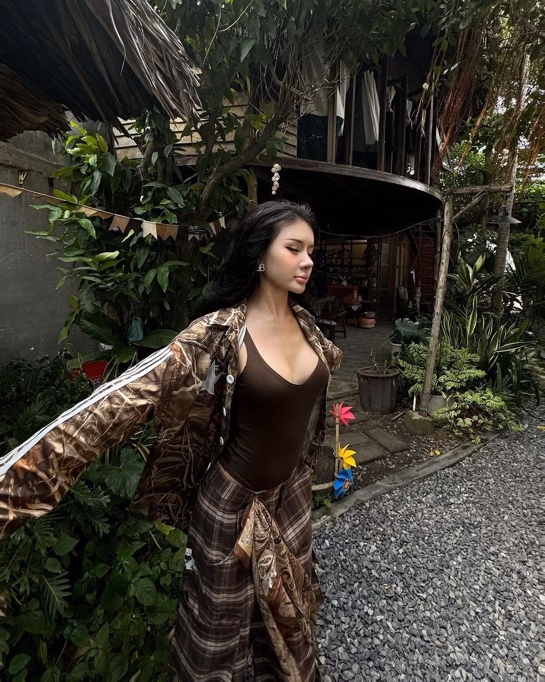 Phong cách thời trang của cô nàng cũng ngày có chất riêng hơn với nhiều màn phối đồ lạ mắt.