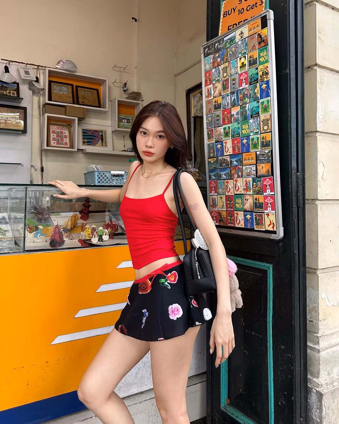 Với lợi thế dáng người mảnh khảnh cùng đôi chân dài miên man, Ly Phạm "cân đẹp" mọi phong cách từ nữ tính, trẻ trung đến cool ngầu, sang chảnh. (Ảnh: IGNV)