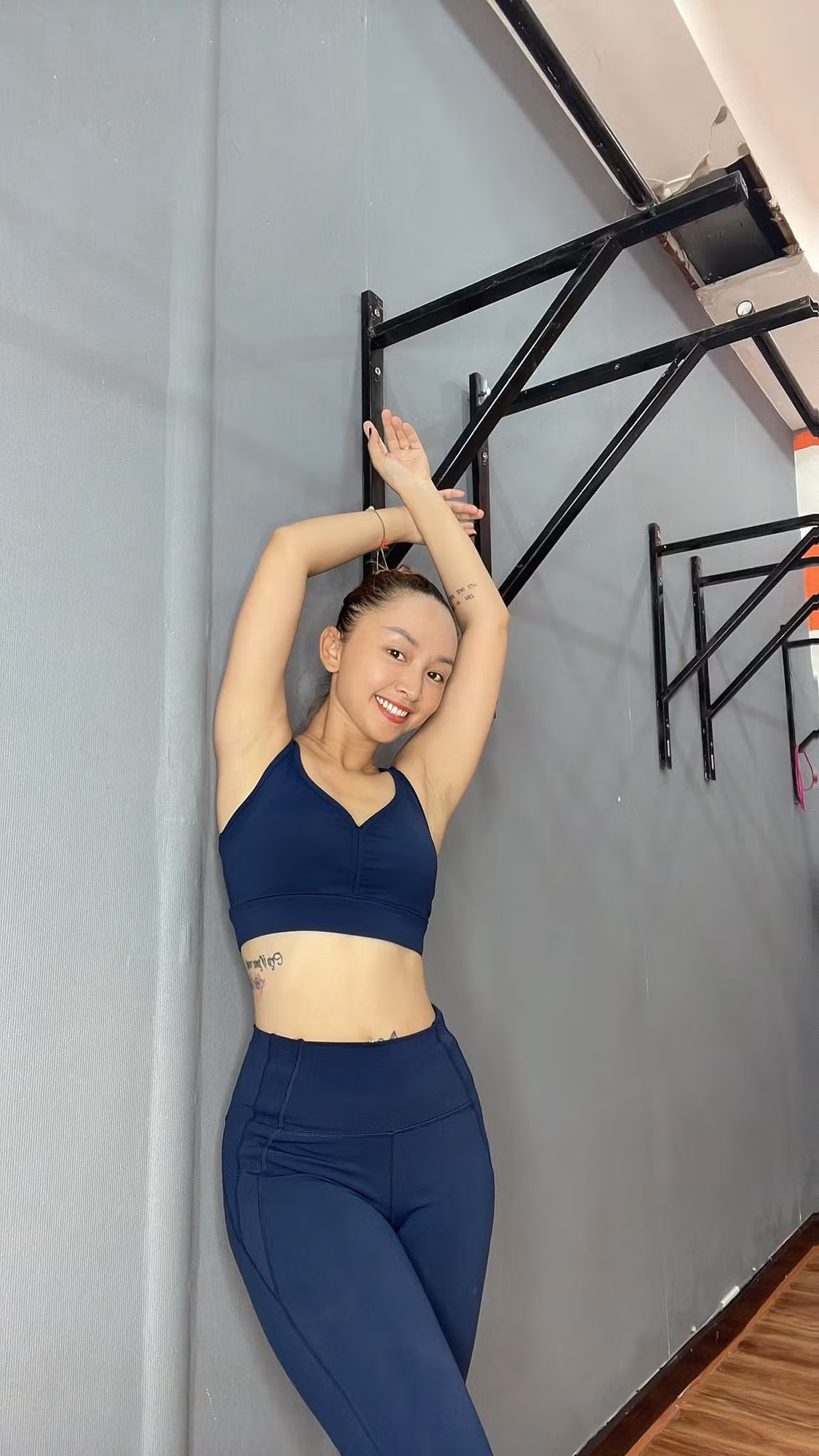 Được biết chị hiện đang là một HLV Aerobic Fitness, cũng vì thường xuyên luyện tập nên vẫn giữ được vóc dáng gợi cảm dù đã là mẹ 4 con.