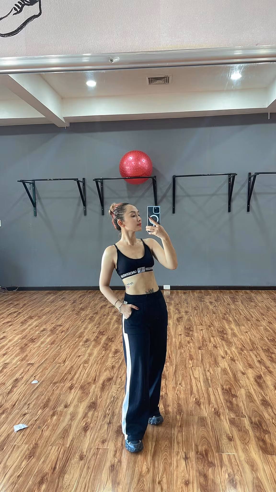 Ngoài là HLV Aerobic Fitness, mở lớp dạy nhảy cho thiếu nhi, chị Huỳnh Vi còn là nhóm trưởng của một nhóm nhảy nổi tiếng ở Sóc Trăng. Hai vợ chồng chị Huỳnh Vi đều hoạt động nghệ thuật. Chính vậy trong đám cưới con gái, cả 2 vợ chồng đều đóng góp những tiết mục vô cùng đặc sắc và ấn tượng. (Ảnh: FBNV)