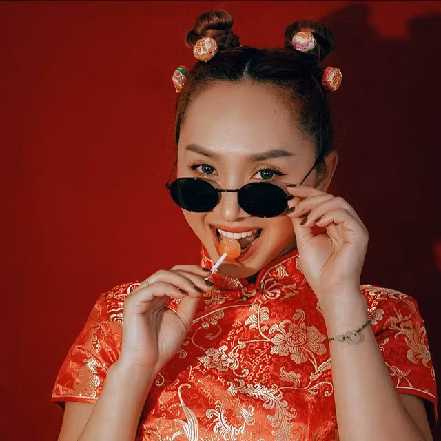 Ở ngoài đời, chị Huỳnh Vi dù đã bước vào tuổi U40 vẫn sở hữu vóc dáng cân đối, cùng nhan sắc trẻ trung xinh đẹp, khiến nhiều người ngưỡng mộ.