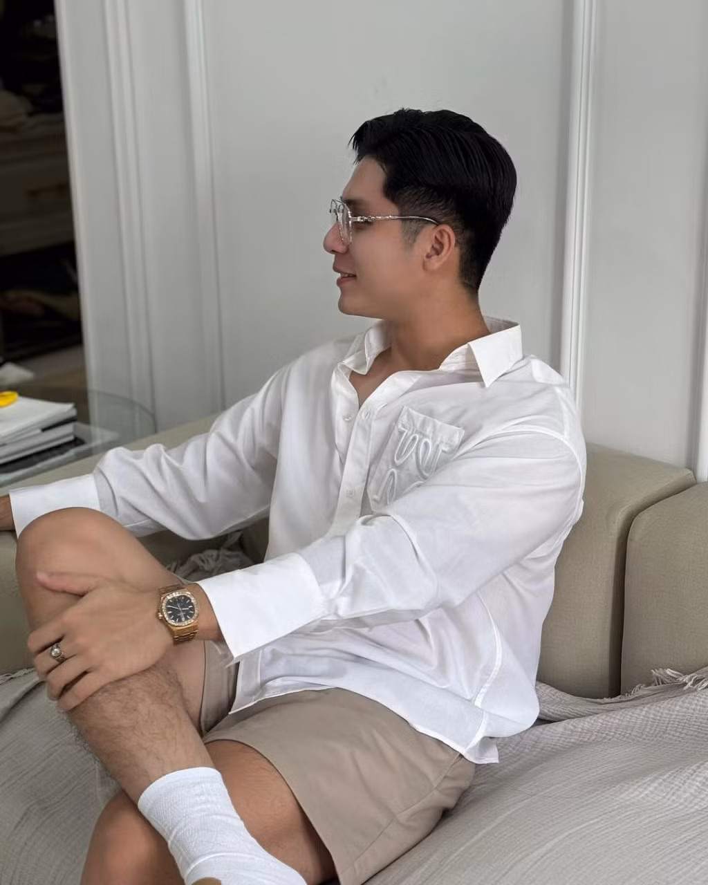 Không chỉ dừng lại ở việc sở hữu vẻ ngoài cùng gu thời trang ấn tượng, Hoàn Hảo còn ghi điểm với thành tích học tập ấn tượng. Anh chàng tốt nghiệp chuyên ngành kỹ thuật hệ thống công nghiệp tại Trường ĐH Bách khoa TP.HCM. Trong một clip trên kênh TikTok cá nhân, Hoàn Hảo cho hay đang làm quản lý chất lượng đầu ra sản phẩm cho một công ty.