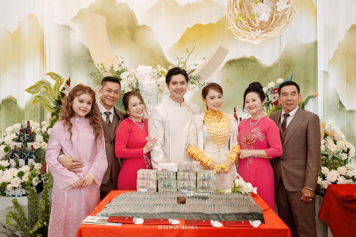 Những ngày vừa qua, một đám cưới tại Đồng Tháp gây xôn xao MXH với màn trao của hồi môn cực khủng với hơn 1000 cây vàng, 9,9 tỷ đồng tiền mặt, chiếc xe hơi 5 tỷ và 1 chiếc xe 1 tỷ cùng nhiều món trang sức giá trị khác.