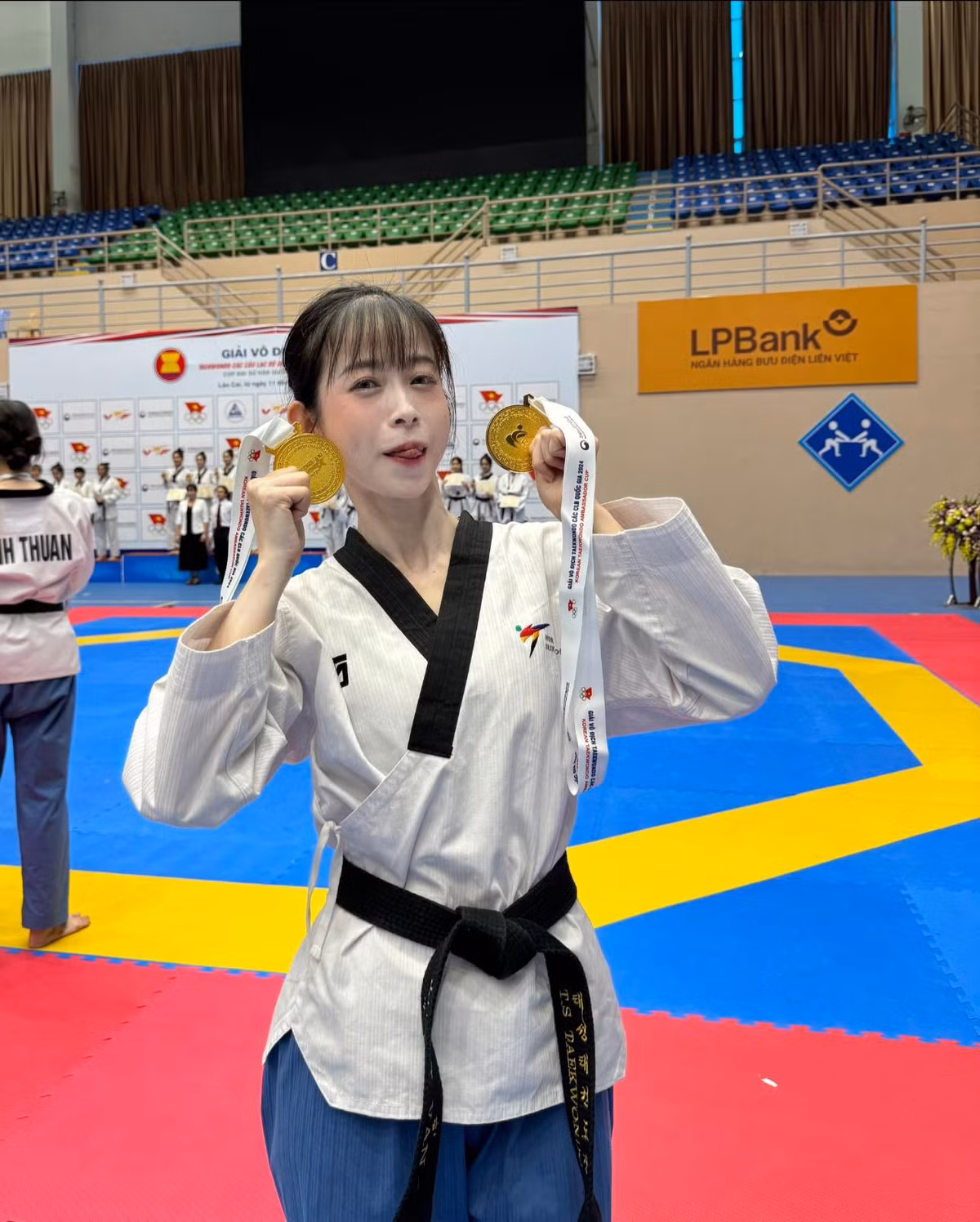 Vốn quen với hình ảnh một vận động viên võ thuật cực ngầu và nghiêm túc trên sàn thi đầu, nhiều người vô cùng bất ngờ với sự xuất hiện của Châu Tuyết Vân trong Chị đẹp đạp gió năm nay.