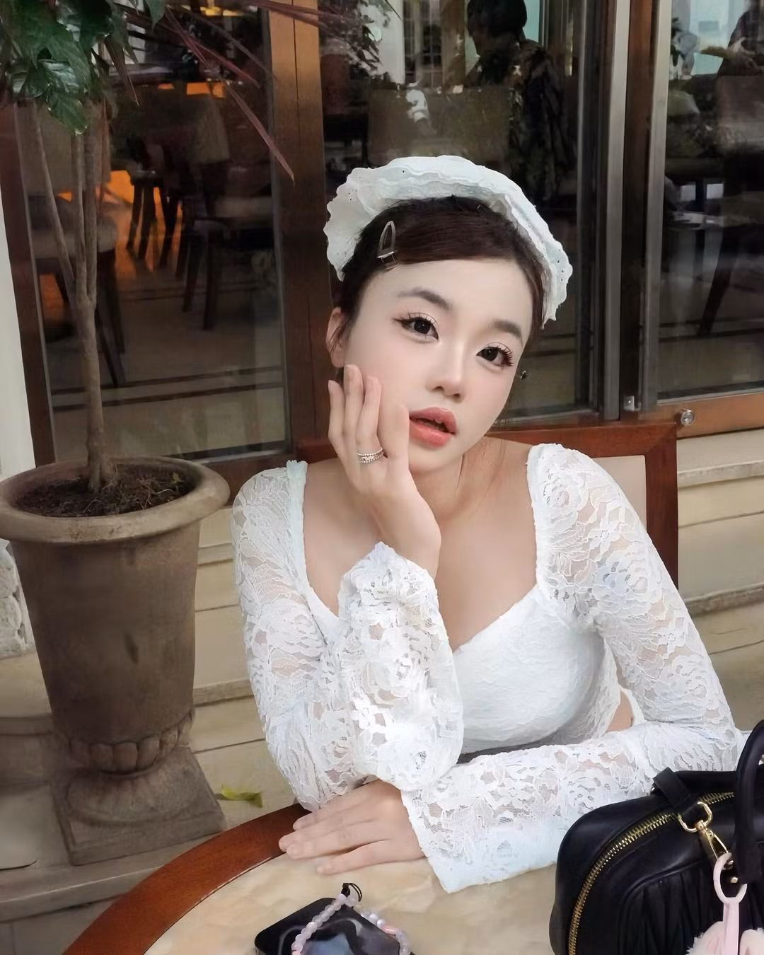 Loạt ảnh nhận được lượng tương tác khổng lồ ngay từ khi vừa đăng tải. Nhiều người không ngừng xuýt xoa với vẻ ngoài dễ thương của cô nàng: "Đáng yêu quá, như một nàng công chúa vậy, tại sao có người sở hữu gương mặt em bé như vậy nhỉ", "em bé ngoan xinh iu", "xinh quá chừng, vừa ngây thơ nhưng cũng vô cùng quyến rũ, mê cái nhan sắc này quá nha".