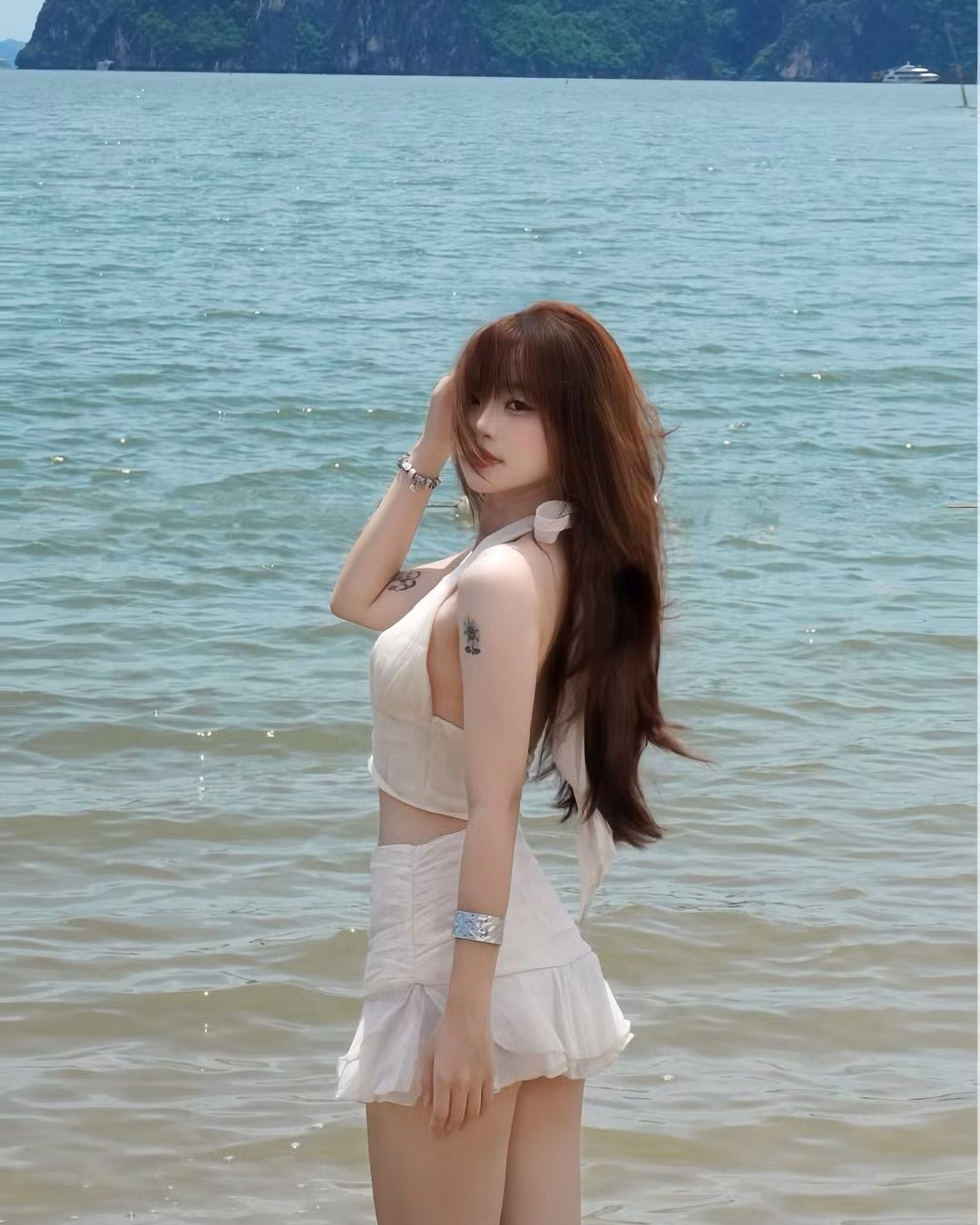 Cô nàng từng đạt danh hiệu Hoa khôi Kinh tế phát triển 2023 (Miss Aurora 2023) Khoa Kinh tế phát triển - Trường Đại học Kinh tế - Đại học Quốc gia Hà Nội.