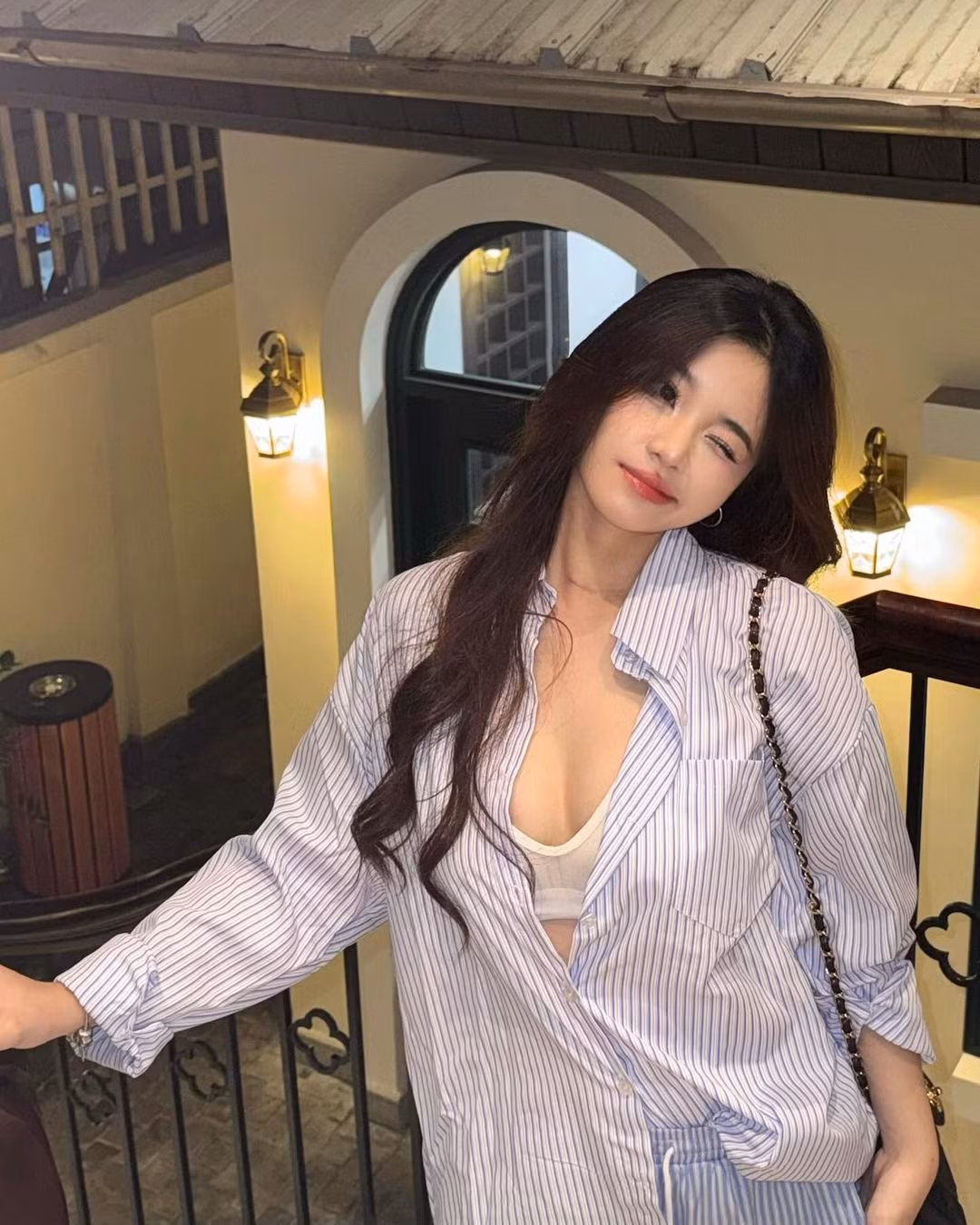 Nổi tiếng khá sớm, cô nàng từng vướng vào loạt lùm xùm "bóc loạt phốt nhân cách dài 45 trang". Theo đó, cô nàng từng bị phốt cắm sừng người yêu, đánh nhau hội đồng, hay thuê người viết UPU để được tuyển thẳng vào trường cấp 3.