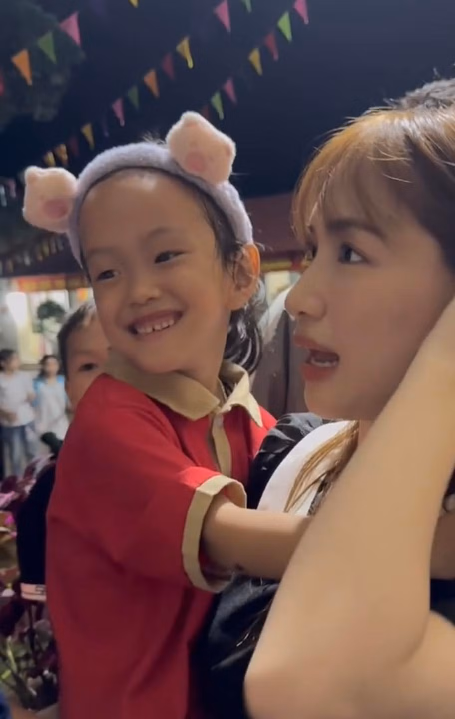 Cô nàng cũng vô cùng tinh tế khi không ngay lập tức thể hiện sự "vồ vập", hay không xưng hô mẹ-con với em bé: "Hoà không xưng hô là mẹ với bé vì mình đâu đã là gì, mình cũng ko muốn mọi người hỏi bé đại loại mấy câu con có muốn cô này làm mẹ con không. Bởi câu hỏi đó với đứa bé mới mất mẹ thật buồn và không nên, con chắc cũng chưa hình dung được mọi thứ đã đang xảy ra thế nào mà."